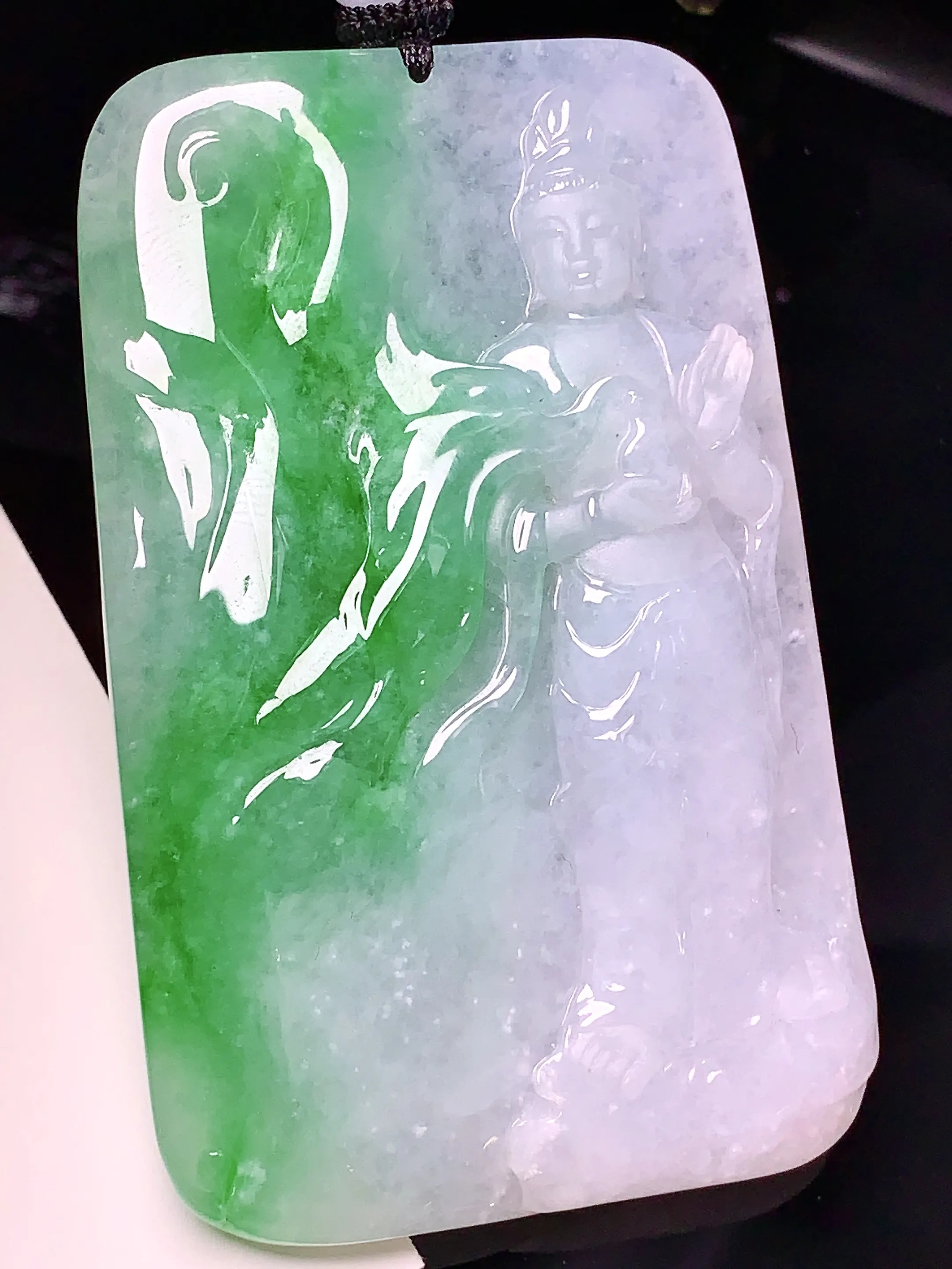 飘绿观音菩萨吊坠 玉质细腻 色泽清新艳丽 整体尺寸68.5*43.2*8