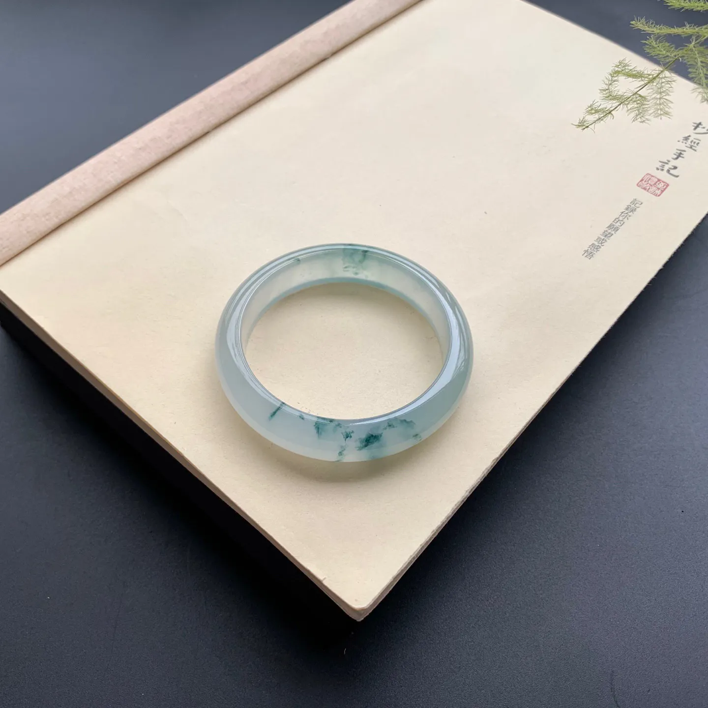 58.8圈口冰种飘花正圈手镯 尺寸：58.8-13.8-8，无纹裂，冰透水润，优雅迷人