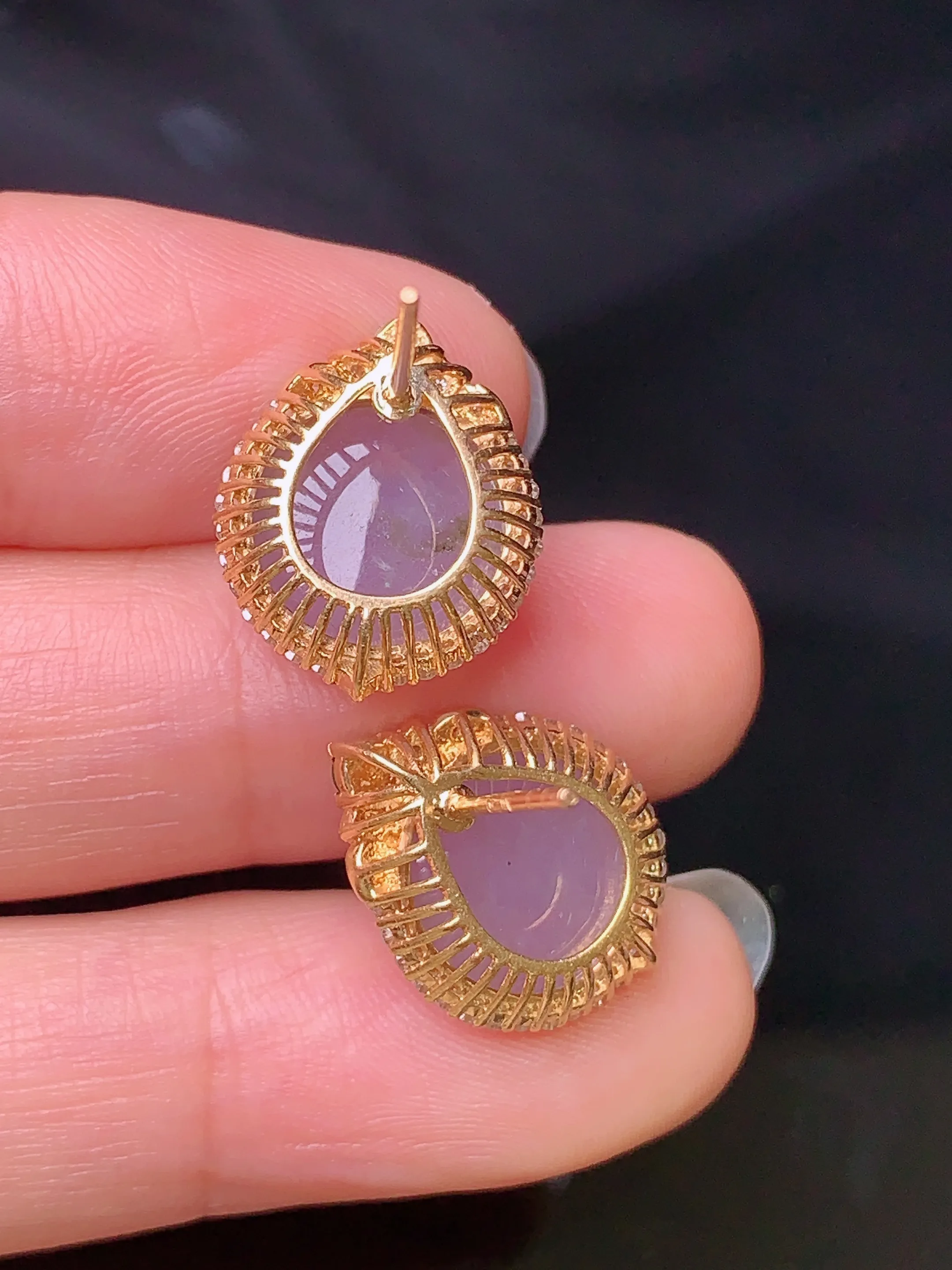 18k金钻镶嵌紫罗兰蛋面耳钉 玉质细腻 色泽清新艳丽 整体尺寸16.5*13.5*8.3