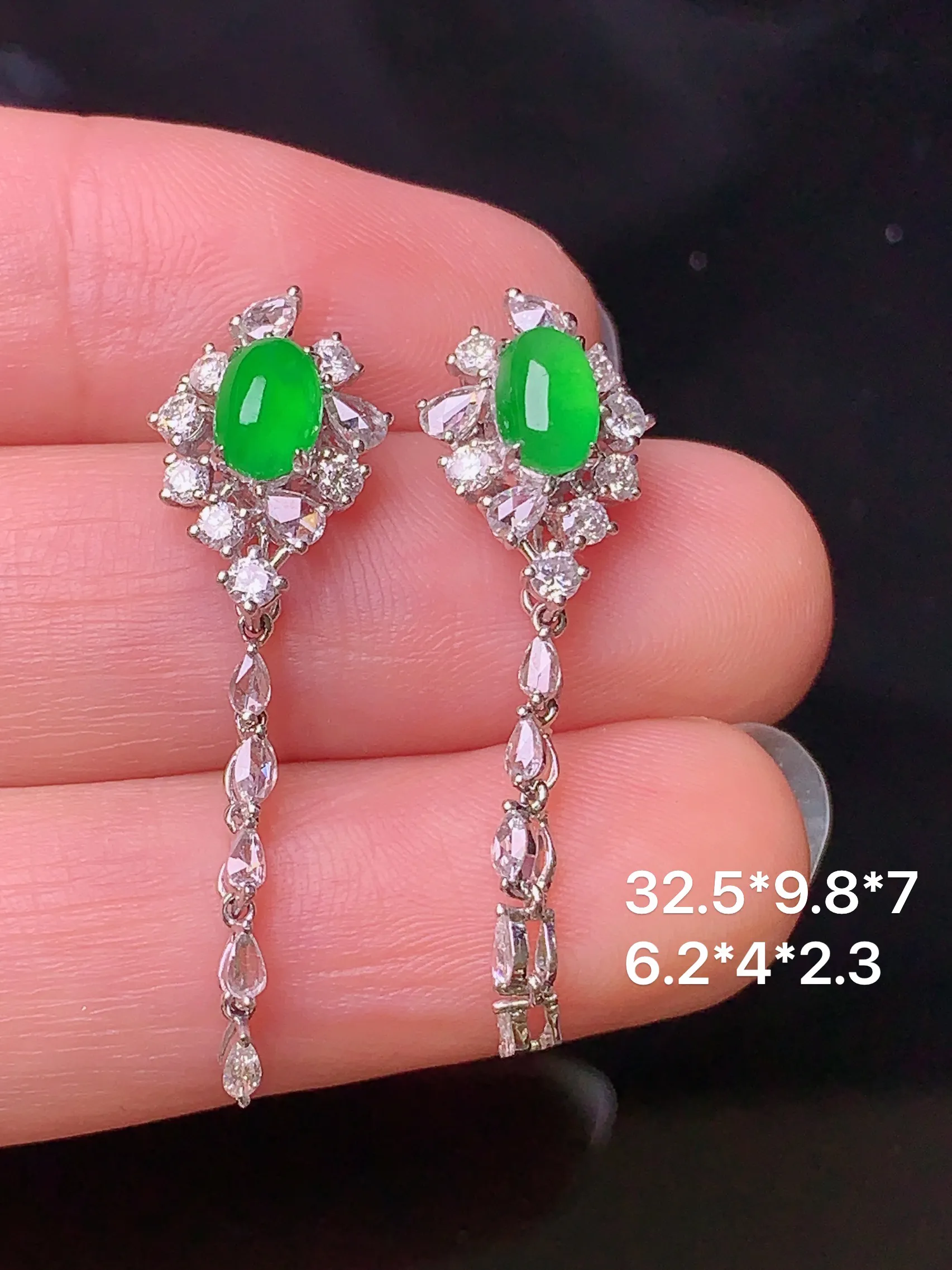 18k金钻镶嵌满绿蛋面耳坠 玉质细腻 色泽清新艳丽 整体尺寸32.5*9.8*7