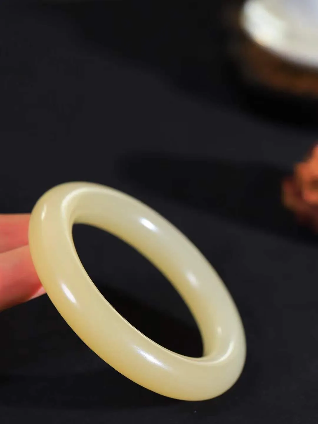 （一见倾心.手镯）

精品和田玉糖白玉圆条手镯，玉质温润细腻 油性十足 手感舒适，高华雅逸，线条流畅，简约大气，美自天成，素雅高贵。佩戴于腕间，婉约之美，举手投足间透出那低调奢华。重73.6克  尺寸55-12.3-12.3mm16115830T