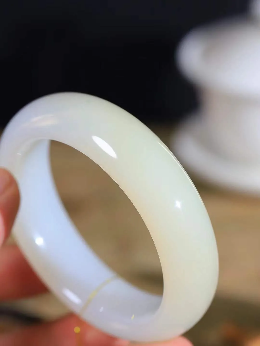 【暖玉生香·手镯】

收藏级臻品️️和田玉糖白玉手镯，质地油润细腻，色泽高贵典雅，镯型古朴典雅。在诗情画意的雨巷相遇，你是我腕间的一抹风情，有你眸有深情，清风荡漾湖间静水，我愿俯身低眉，在烟波涟漪处，寻你深情倩影。内径58mm 尺寸18-10mm 重91.7克45110832A