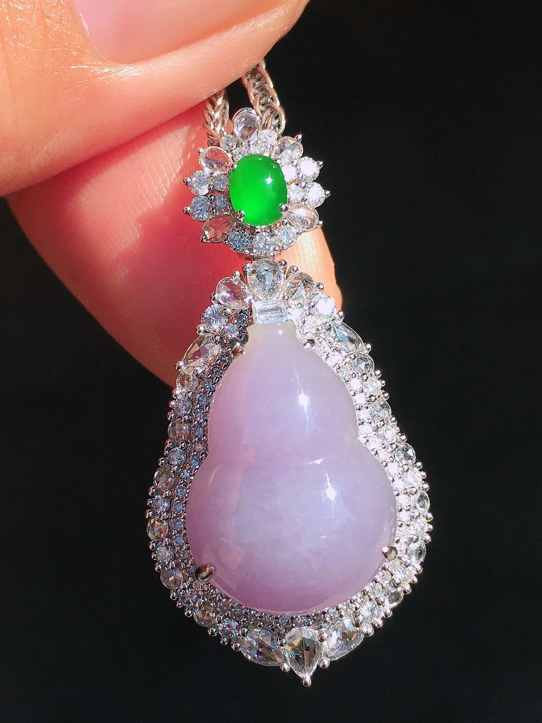 紫罗兰葫芦吊坠，色泽均匀艳丽，玉质细腻，饱满圆润，尽显优雅气质，18k
金豪华镶嵌