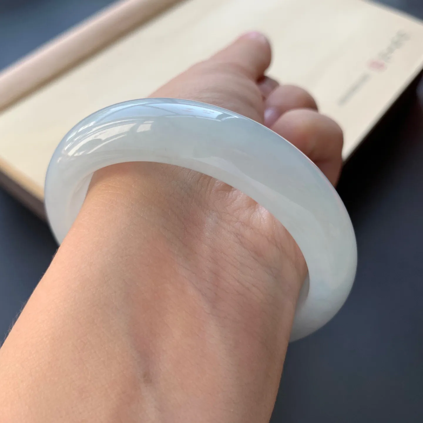 52圈口细糯正圈手镯 尺寸：52-13.5-8.2，无纹裂，细腻釉洁，清爽干净