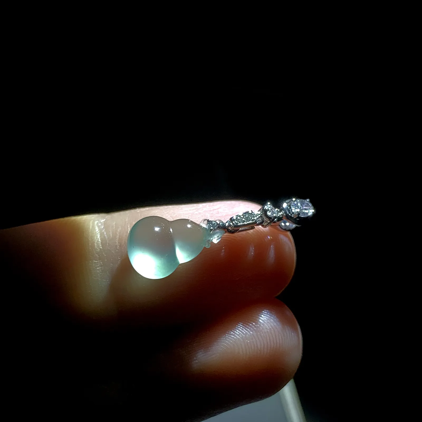 高品质葫芦吊坠，裸石约12.8-8.5-4.8mm，
18K金，南非钻，