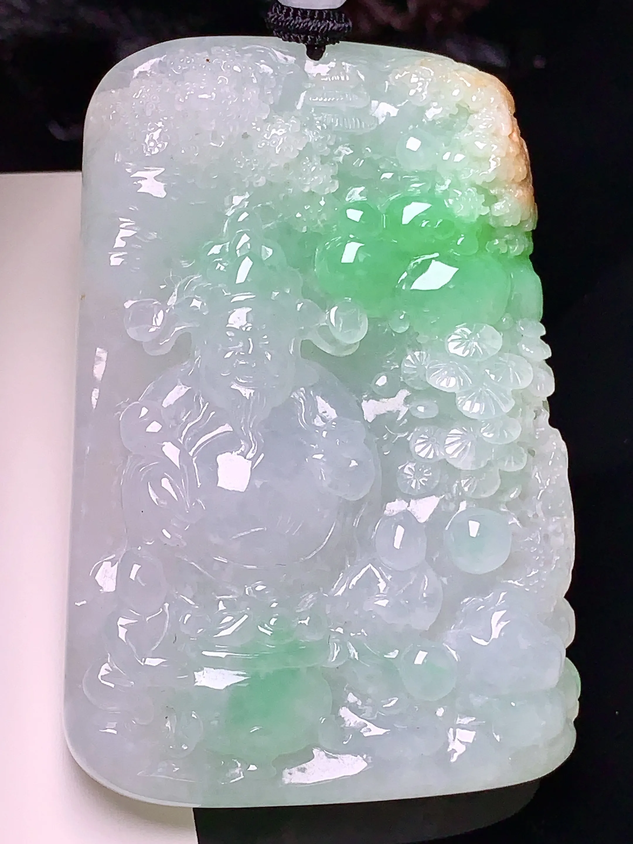 飘绿财神吊坠 玉质细腻 色泽清新艳丽 整体尺寸62*41.2*11.2