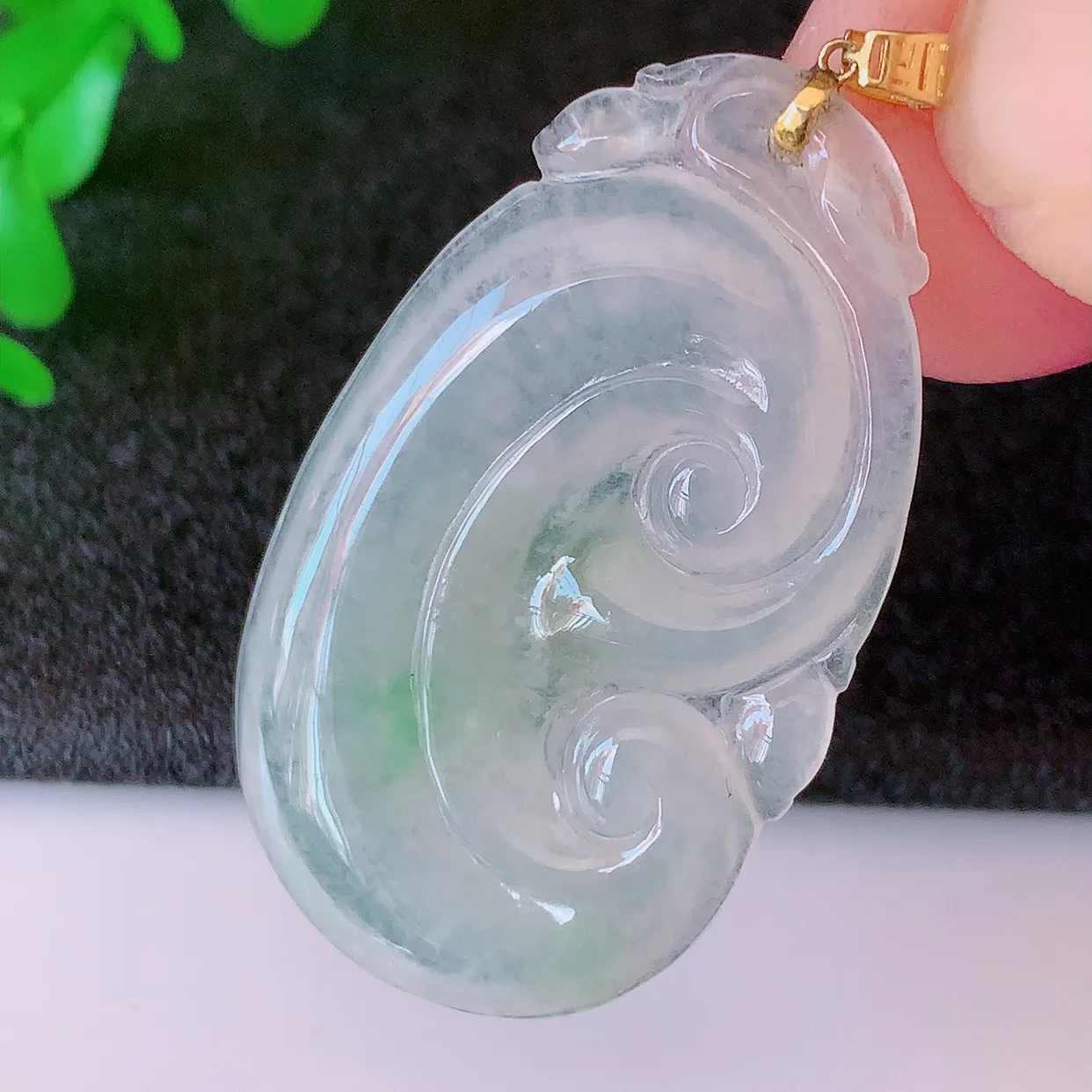 18k金镶嵌冰种飘绿翡翠如意吊坠，款式新颖时尚，日常百搭的款。清秀高雅，佩戴优雅高贵！#49.7