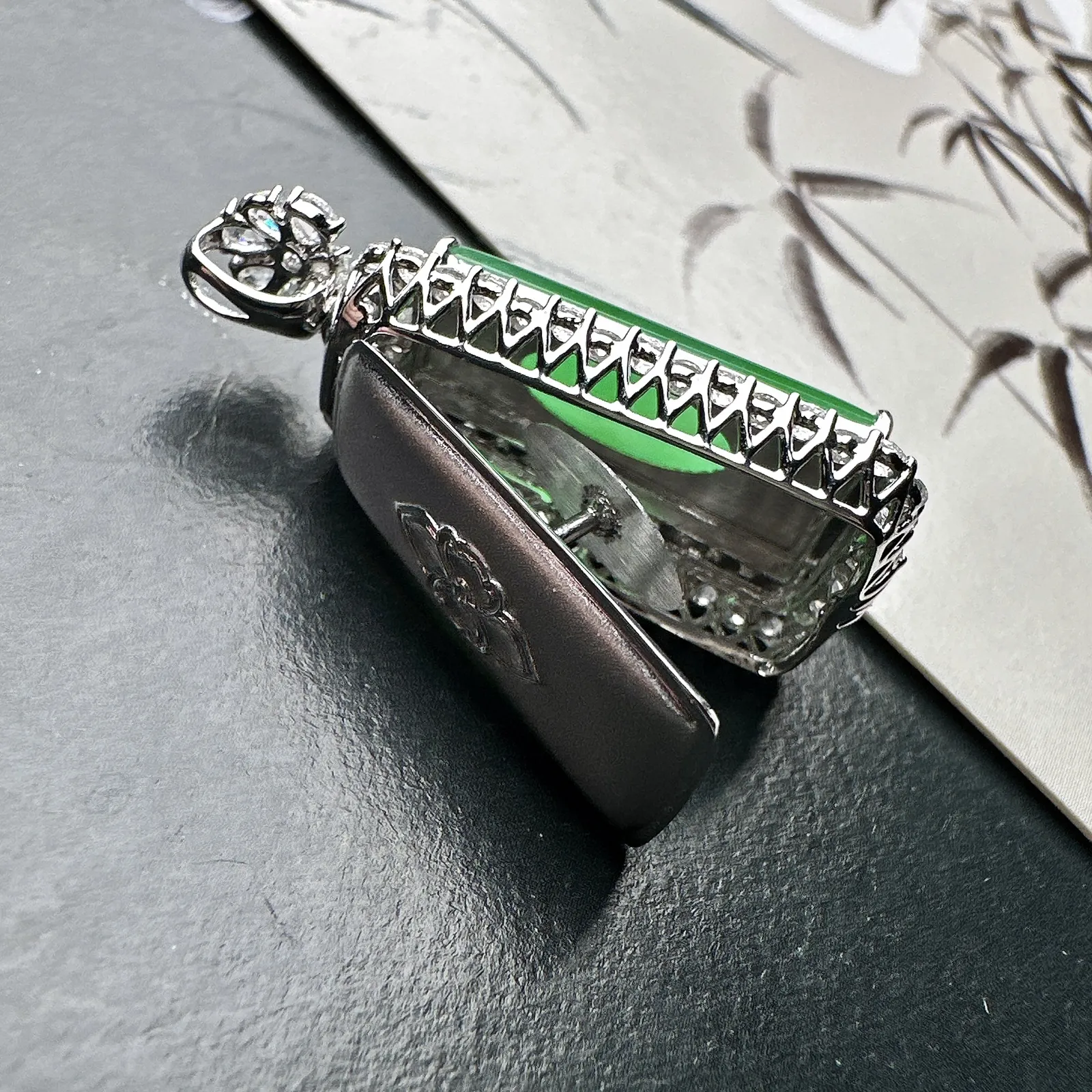 【冰种满绿无事柱吊坠】种水上乘，晶莹剔透，纯净通透，莹光感很强。18k金钻镶嵌，裸石尺寸20.3*9*4.1毫米