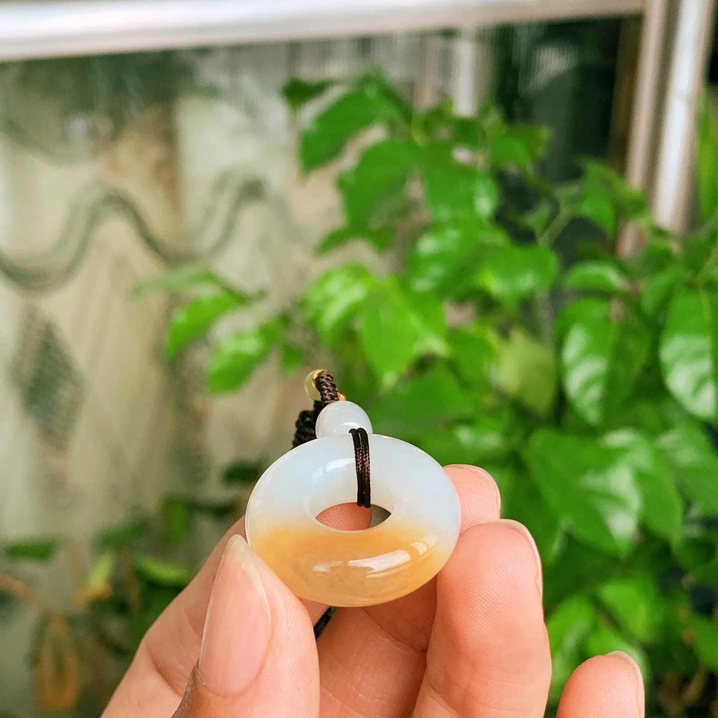 新疆和田玉羊脂白玉且末糖平安环挂件。尺寸24/9重8.8克。玉质细腻油润。手推出油。佩戴高端典雅。lt251107