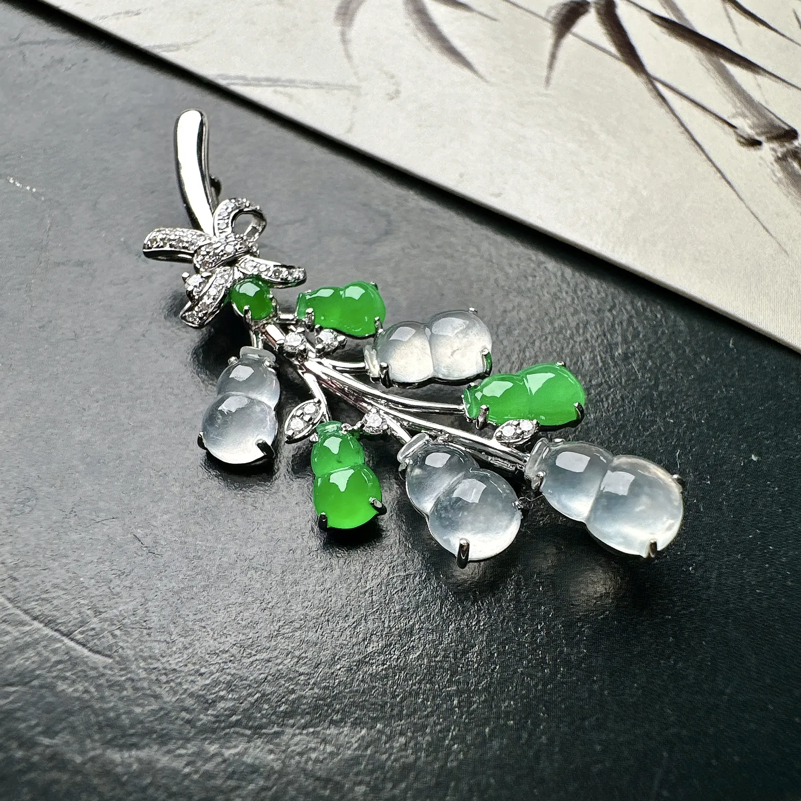 【冰种满绿葫芦、白冰葫芦镶嵌】一鸣惊人，胸针、吊坠两用款，质地非常细腻，通透度很好，18k金钻镶嵌，裸石尺寸8.3*5.3*3.5毫米