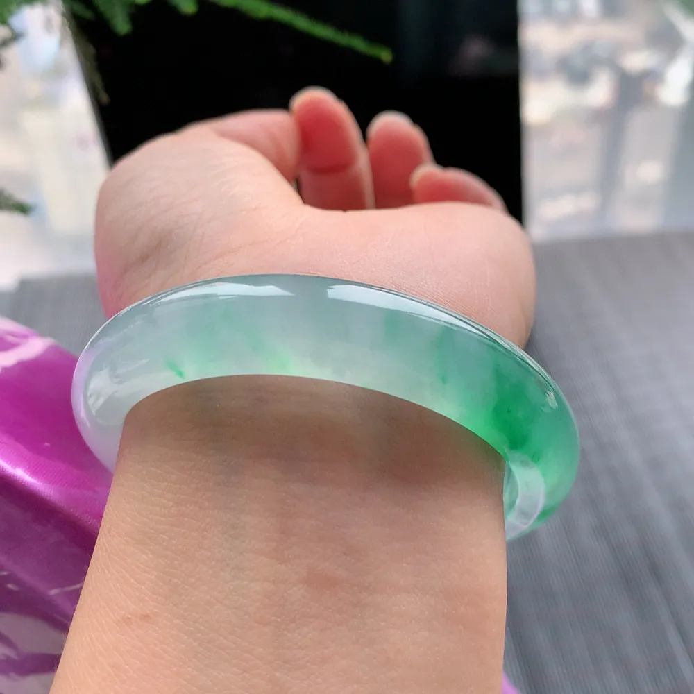 正圈冰玻阳绿 无瑕 尺寸:54.1/12/8.5 种色俱佳