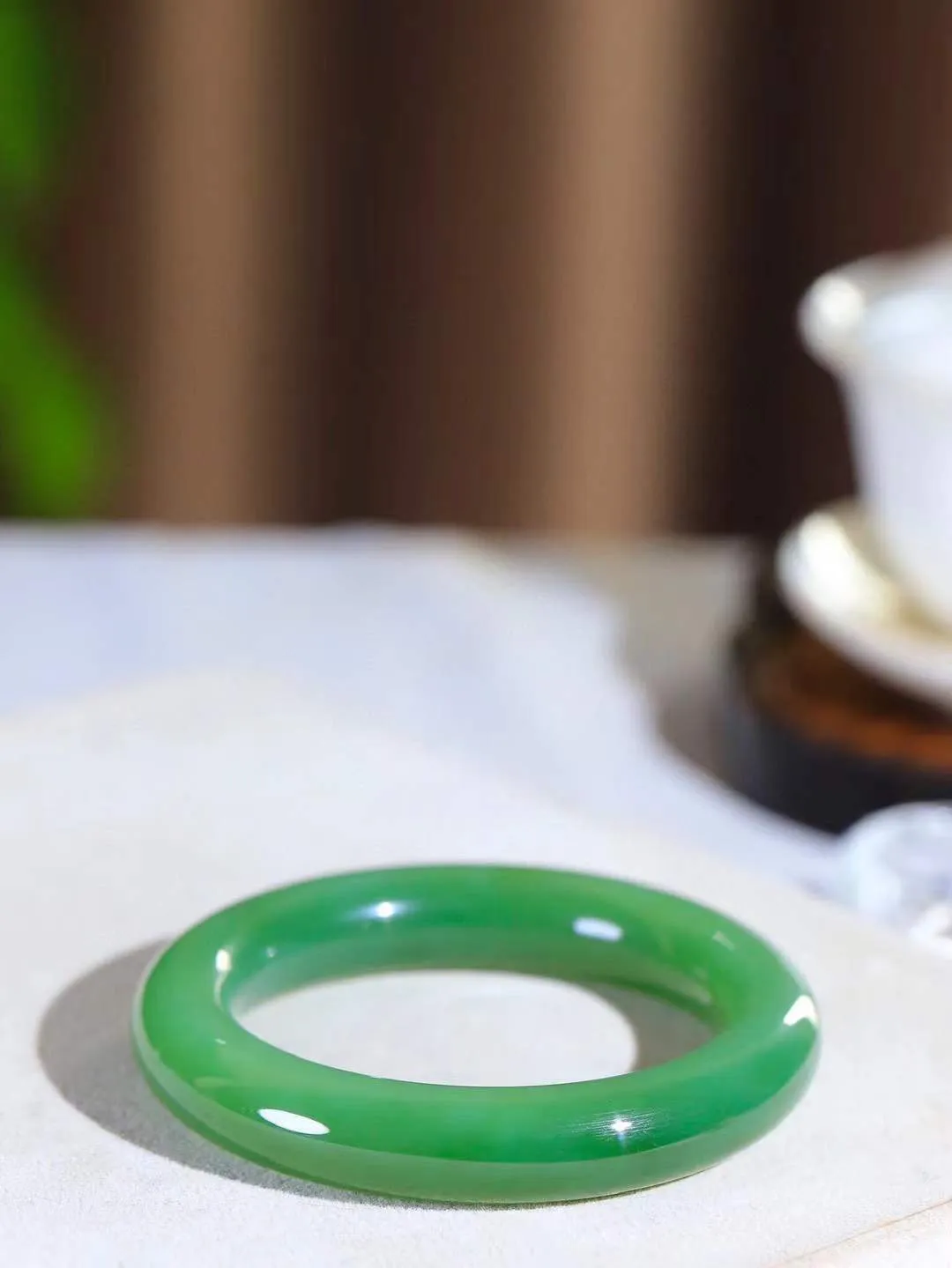 [温润如玉.手镯]

收藏级臻品️和田玉碧玉微猫眼圆条手镯。玉质温润细腻 油性十足 手感舒适，高华