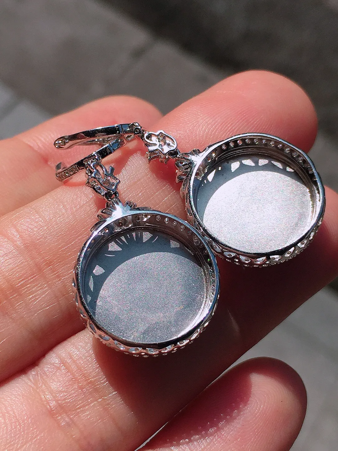 满绿平安扣耳坠，色泽均匀浓郁，玉质细腻，荧光感超
强，饱满圆润，尽显优雅气质，18k
金豪华镶嵌