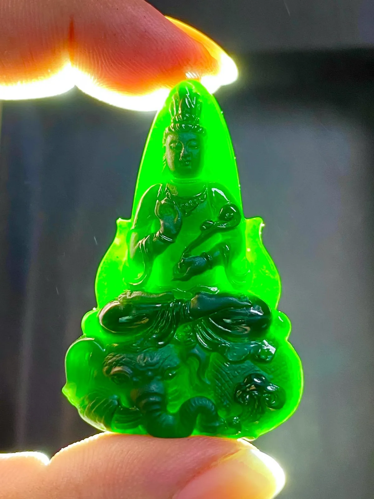 墨翠【普贤菩萨】细腻干净，黑度好、性价比高，雕工精湛，打灯透绿‘