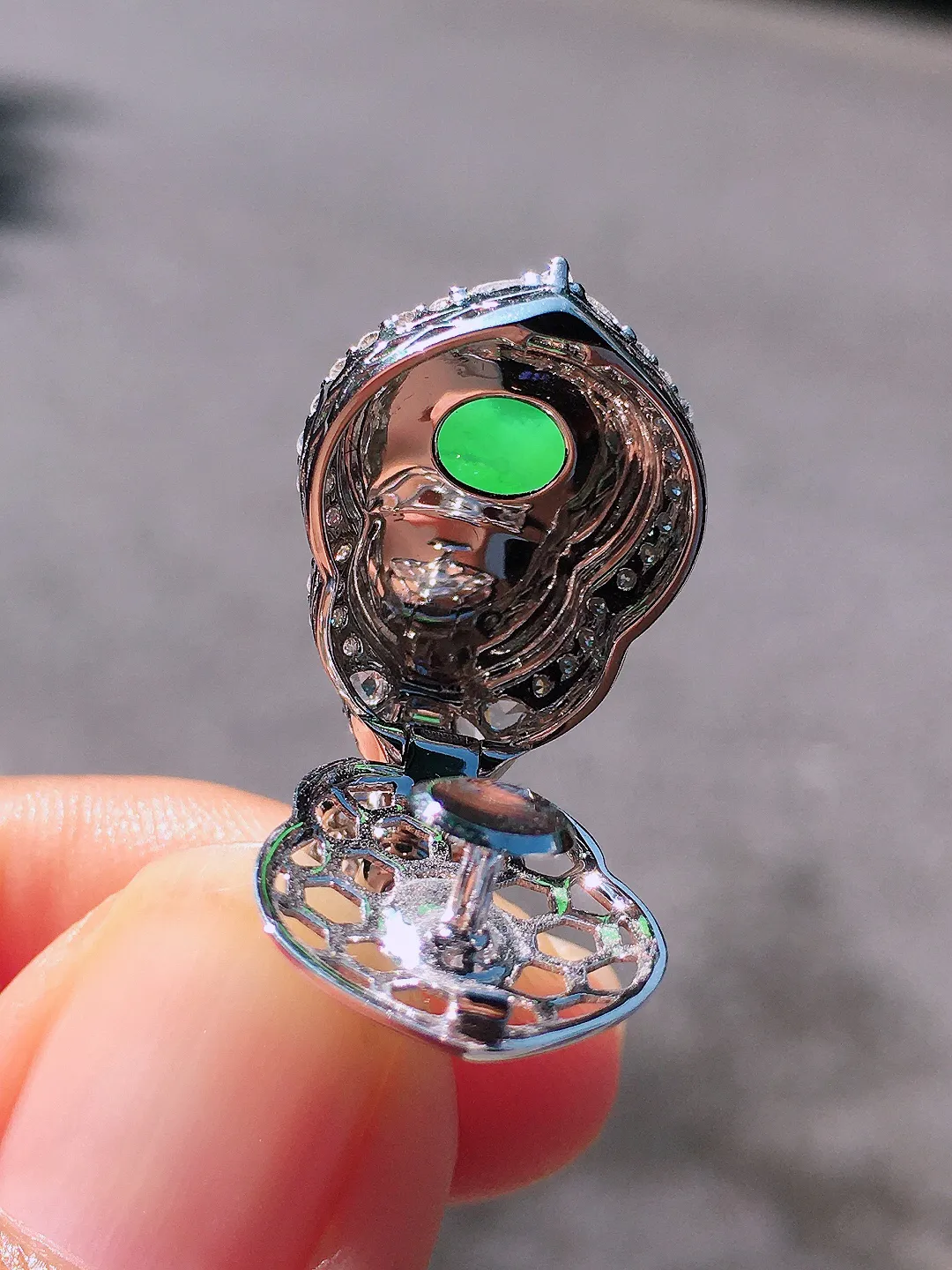 阳绿葫芦吊坠，色泽均匀艳丽，玉质细腻，荧光感超
强，饱满圆润，尽显优雅气质，18k
金豪华镶嵌