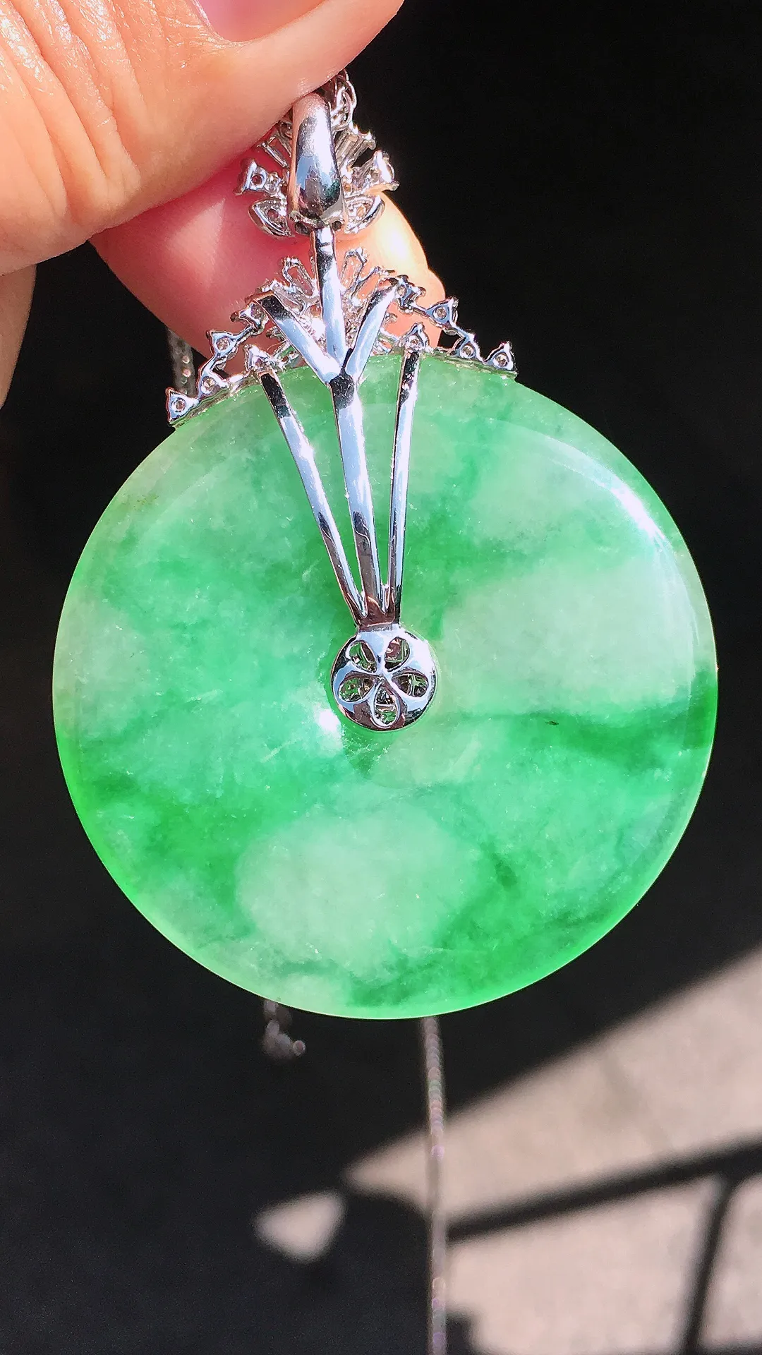 飘绿平安扣吊坠，色泽艳丽，玉质细腻，荧光感超
强，饱满圆润，尽显优雅气质，18k
金豪华镶嵌