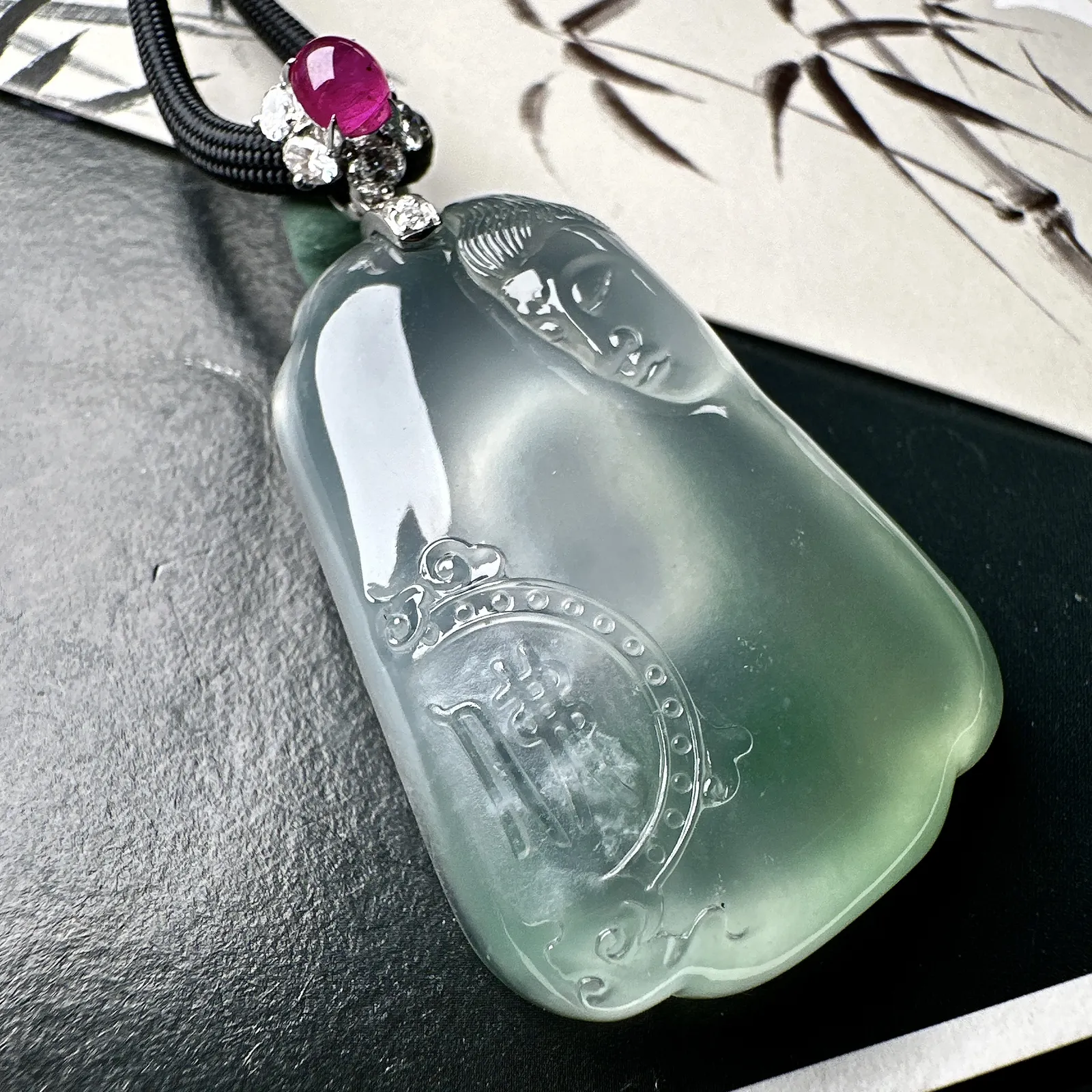 【冰种观音首吊坠】侧面像，料子通透闪亮，质地致密，种老起强胶感，玻璃光泽强烈。人物面部开脸生动，雕刻很精细，表情端庄祥和。料子纯净，18K金钻精美镶嵌，裸石尺寸44.2*31.2*10.7毫米