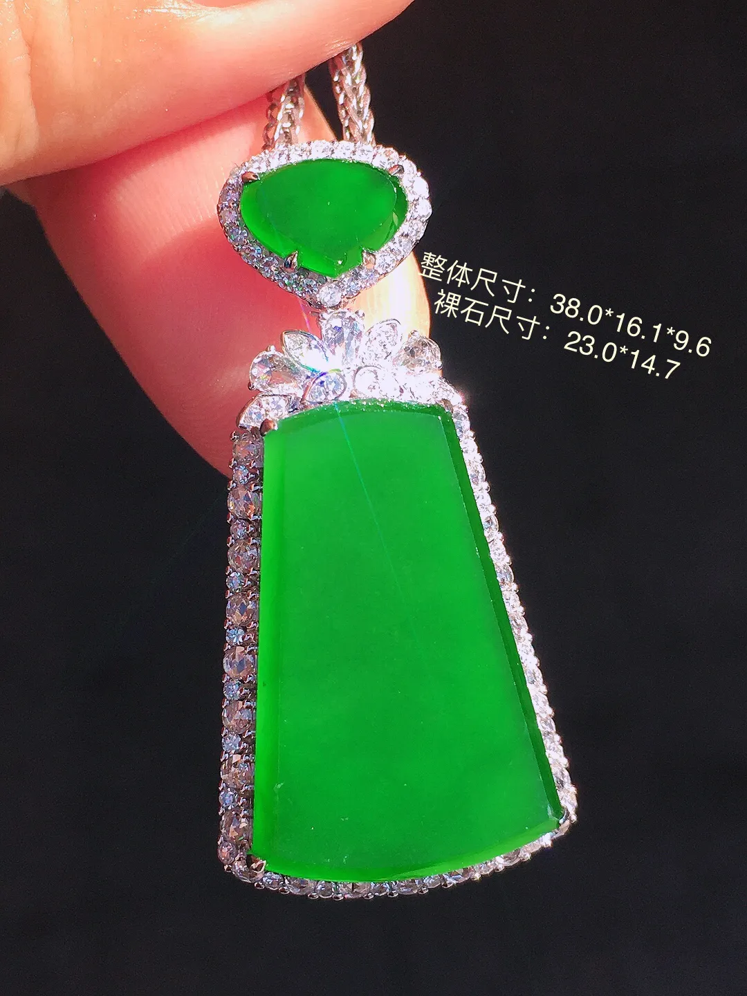 阳绿无事牌吊坠，色泽均匀艳丽，玉质细腻，荧光感超
强，饱满圆润，尽显优雅气质，18k
金豪华镶嵌