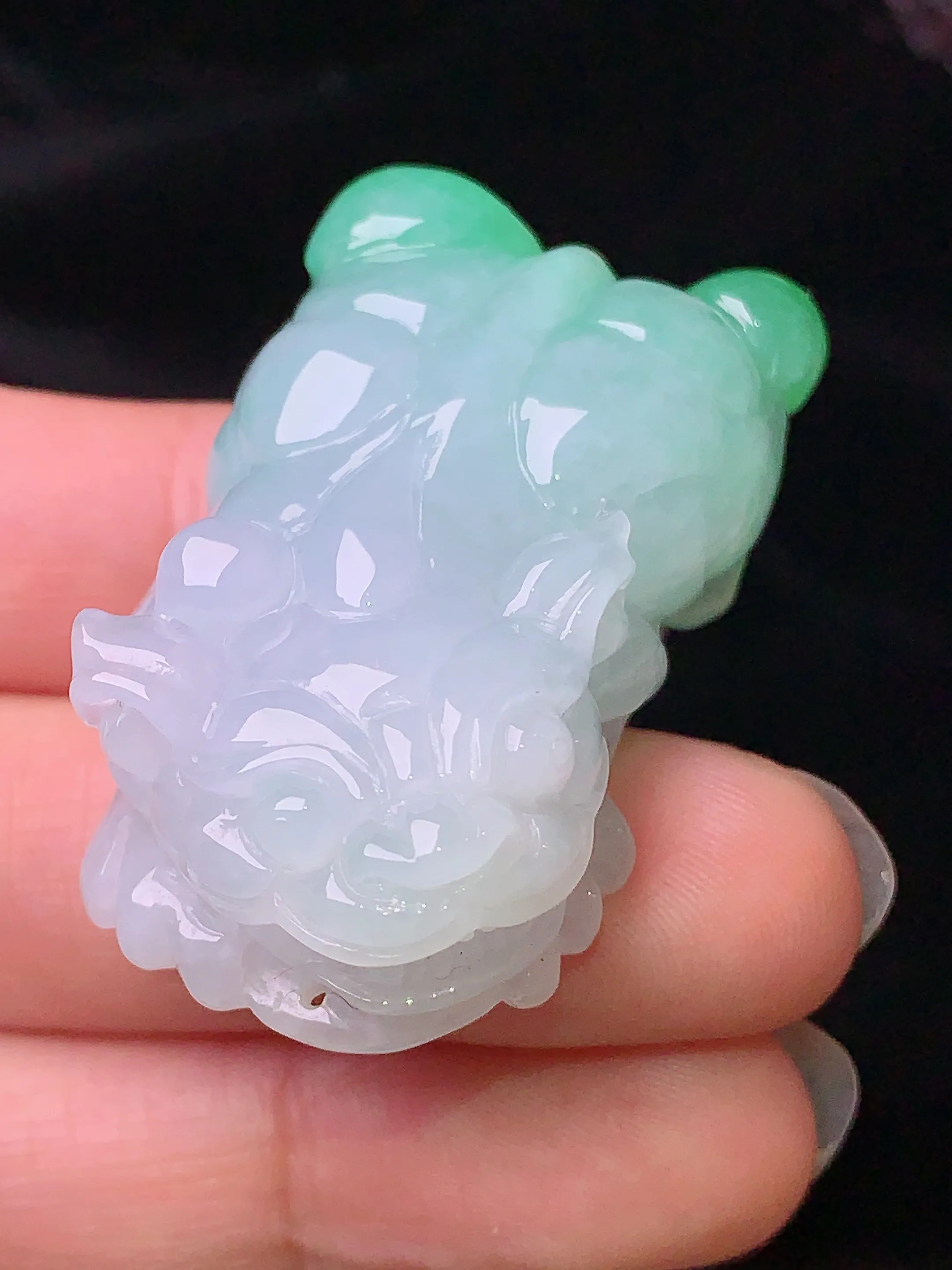 飘绿貔貅吊坠 玉质细腻 色泽清新艳丽 整体尺寸42*24.5*14.5