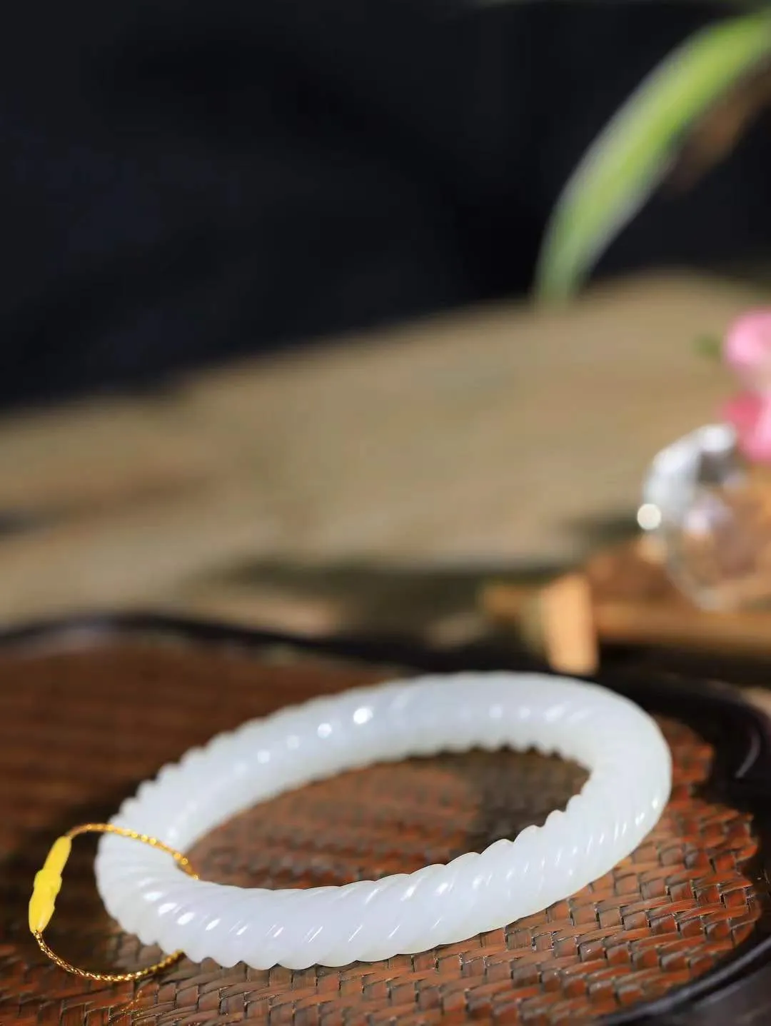 （柔情似水.手镯）

精品和田玉冰白手镯，玉质温润细腻，镯型饱满圆润，优雅知性，姽婳于幽静兮，又婆娑乎人间，经典款型，古朴典雅。极具灵性，腕间风情，风姿卓越。 
重46.5克   尺寸58.5-10-10.3mm    FDL-36110826