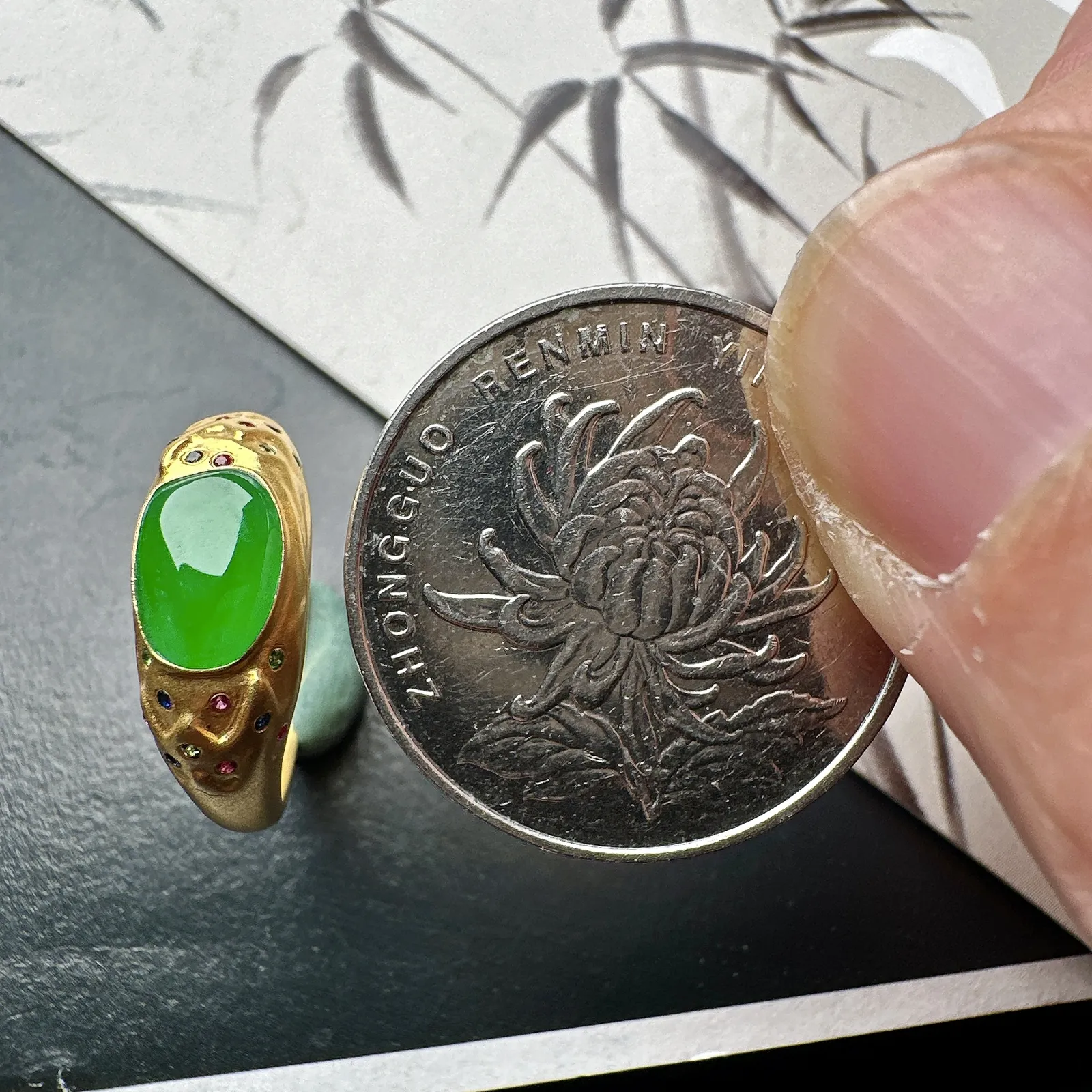 【冰种满绿随形戒指】质地细腻，通透闪亮，光泽耀眼，18k古法金钻镶嵌，裸石尺寸8.6*6.1*2.6毫米