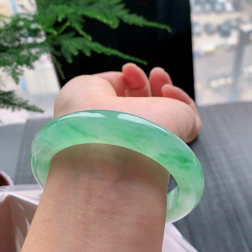 正圈冰玻阳绿 无瑕 尺寸:56.2/12.6/9.9 种色俱佳