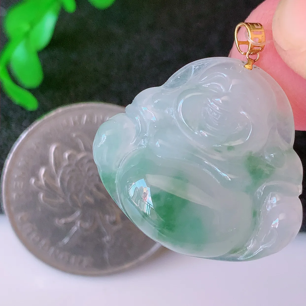 18k金镶嵌冰飘花翡翠佛公吊坠，款式新颖，佩戴效果时尚出众，尽显气质，水润精细，美感十足。#49.7整体25.5裸23.8*21.5*6