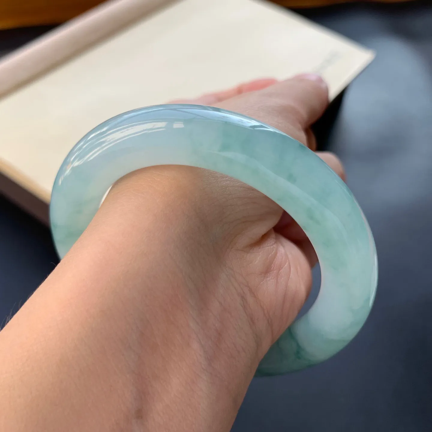 52.8圈口冰飘花圆条手镯 尺寸：52.8-10.8-11，无纹裂，水润起胶，花色浓郁