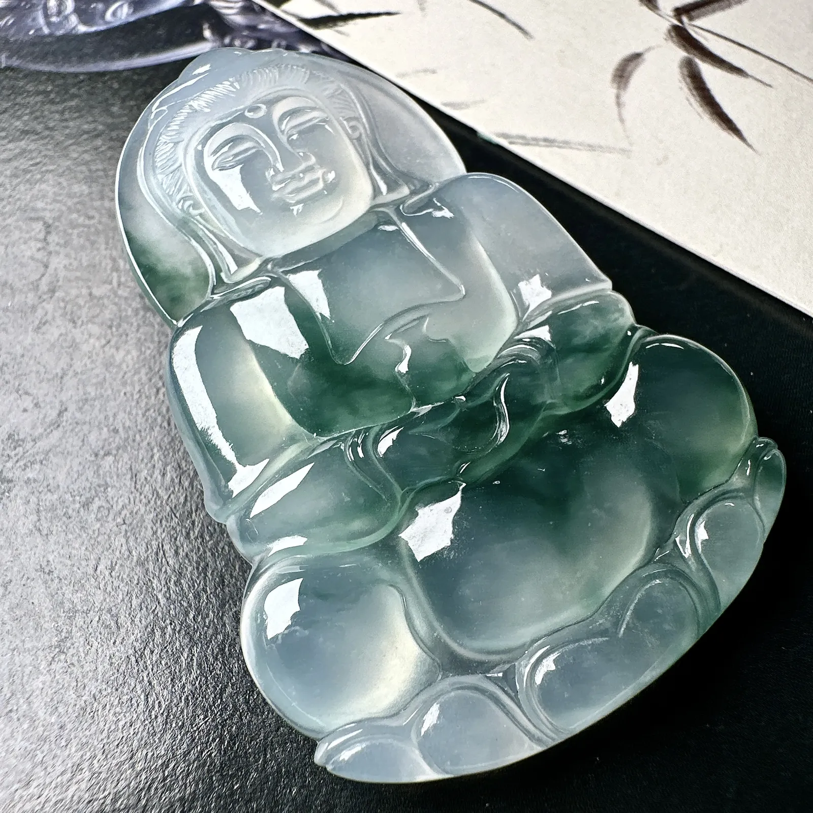 【冰种飘花正装观音】质地细腻，通透度上佳，冰感十足，适合佩戴。