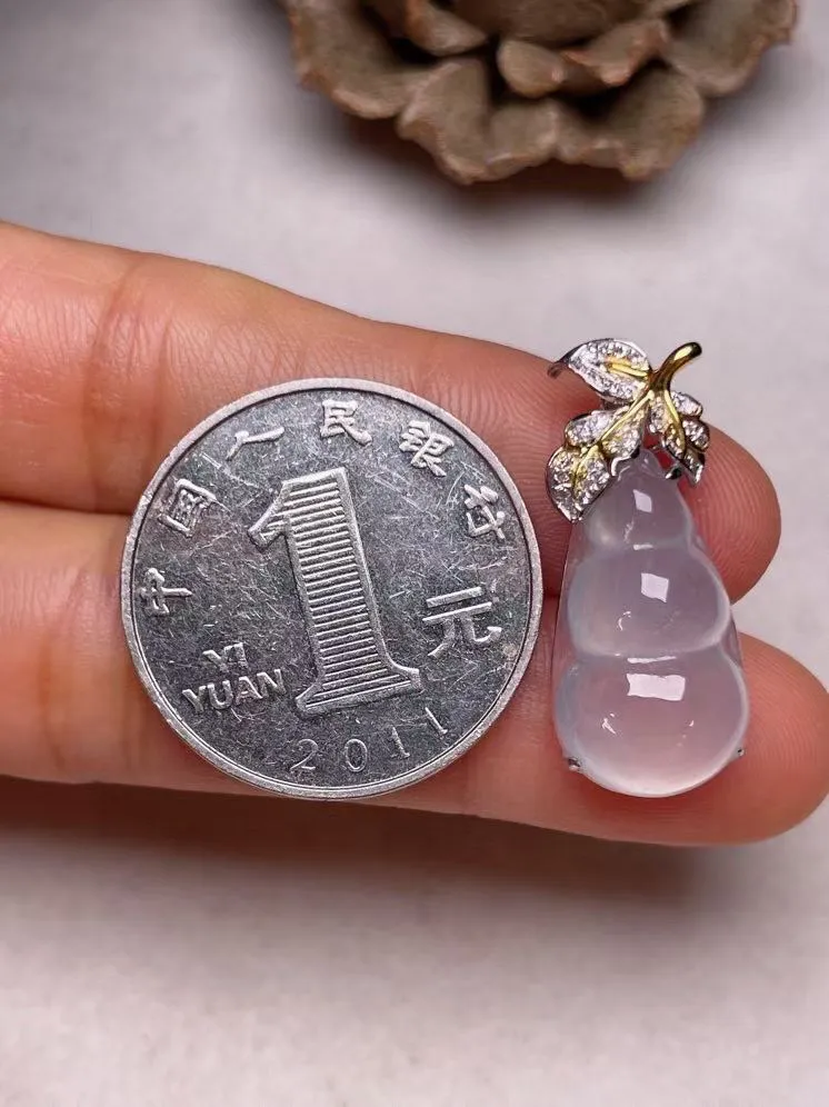 冰种福豆吊坠、真金真钻镶嵌，种水好，玉质细腻 .裸石尺寸 21.5*11.3