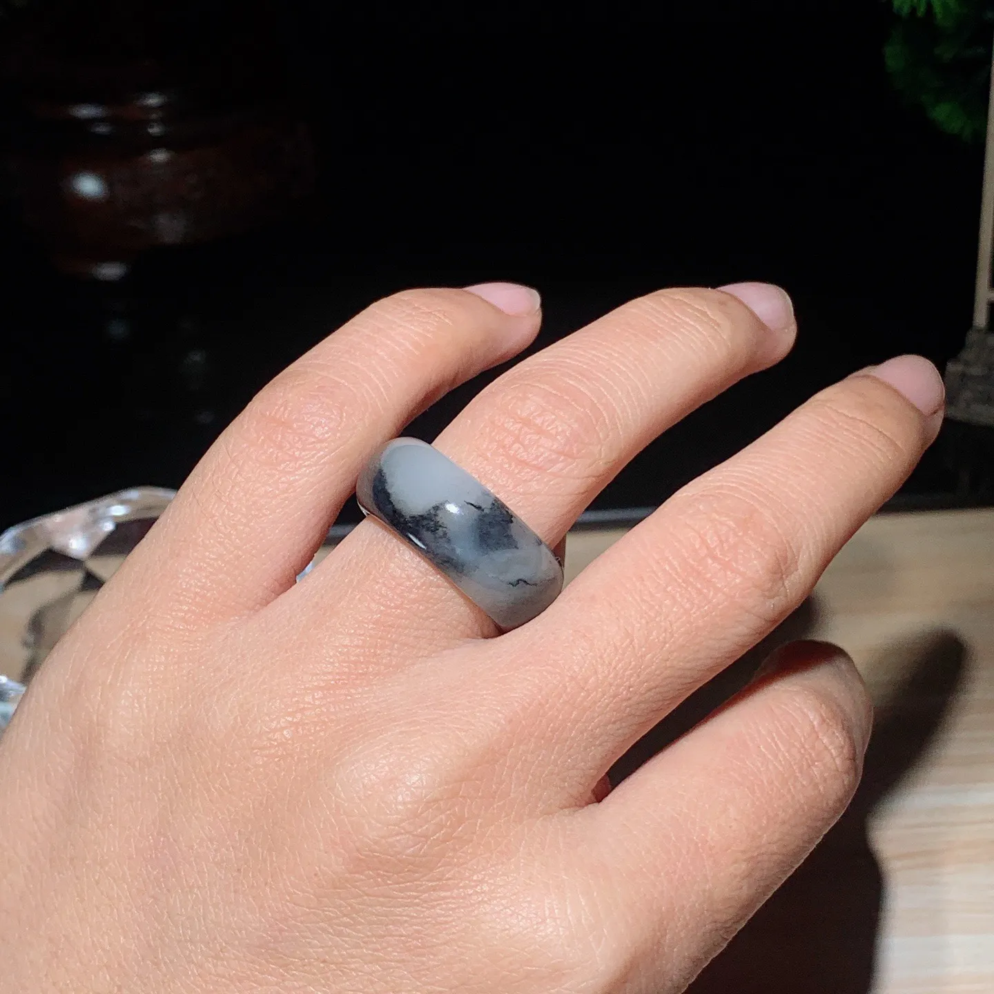 新疆和田玉籽料青花戒指。指环。内经18尺寸10/4重6.6克。玉质细腻油润。手推出油。佩戴高端典雅。lt251107