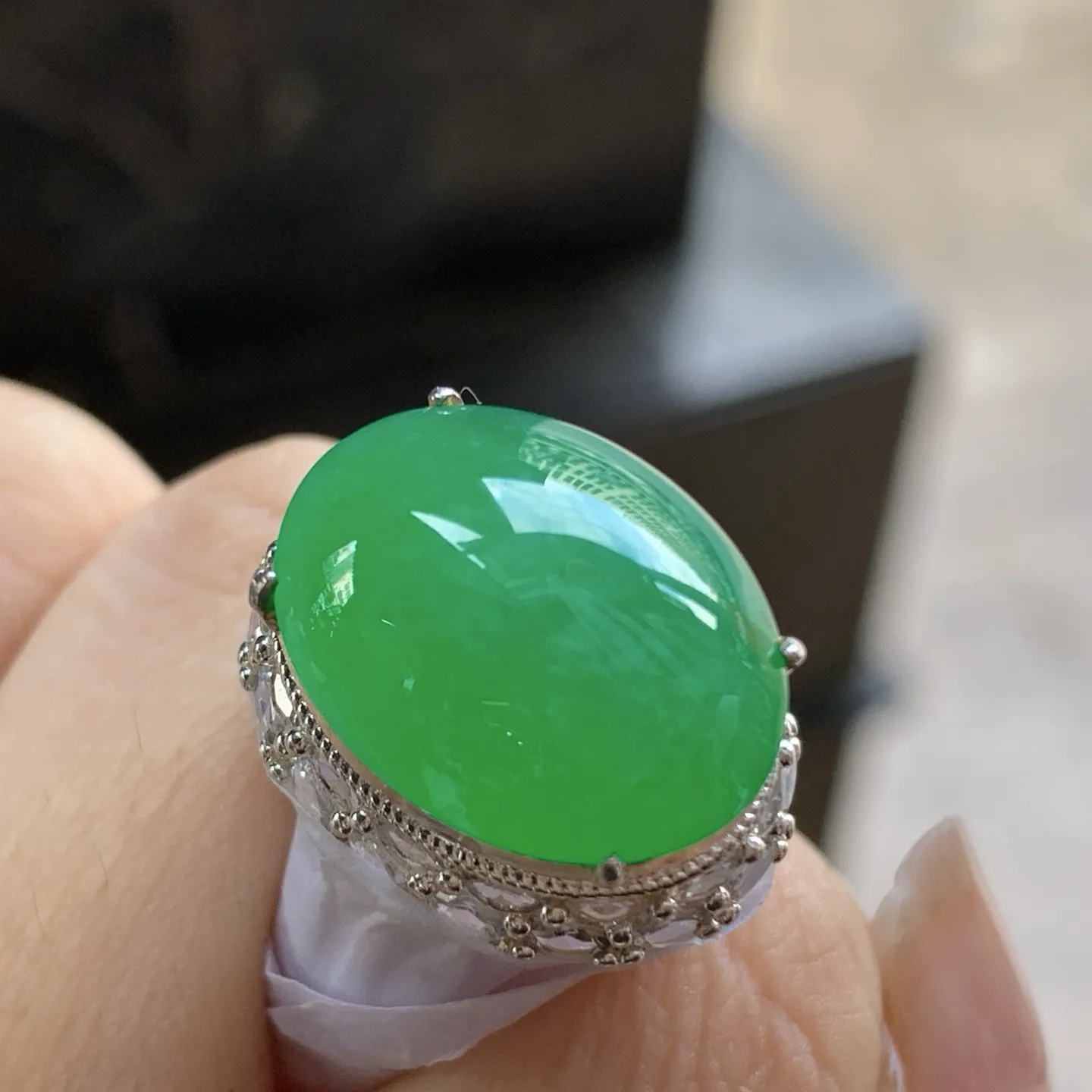 阳绿色戒面一对^_^颜色鲜艳 起光 玉质温润 铜拖