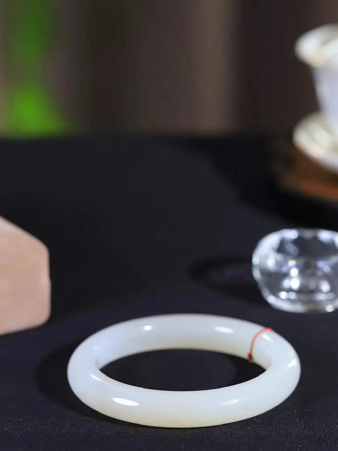 （一见倾心.手镯）

精品️和田玉糖白玉手镯，玉质温润细腻 油性十足 手感舒适，高华雅逸，线条流畅