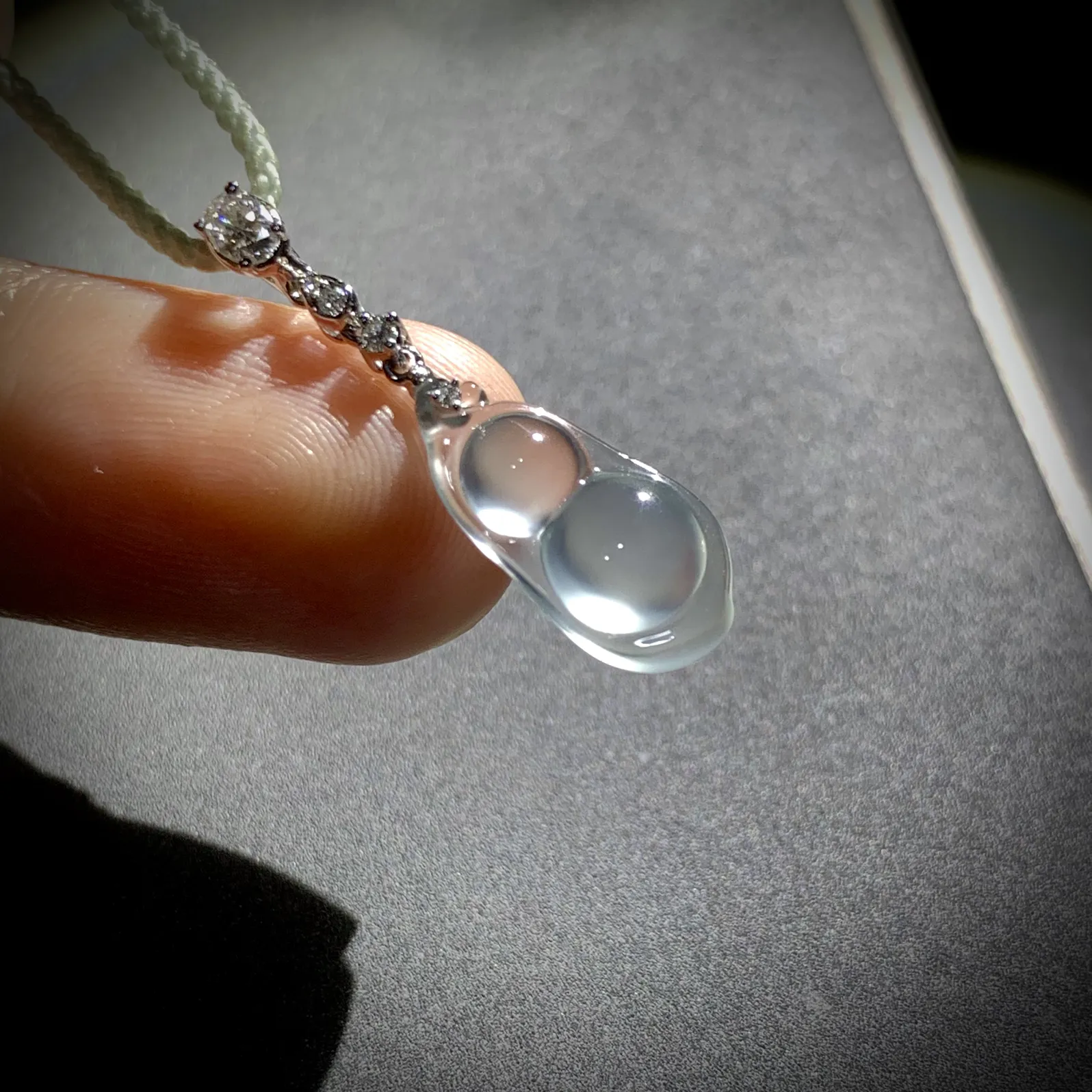 茅台白玻璃种高品质豆子，
裸石约15.8-7.5-3.8mm，
18K金，南非钻，