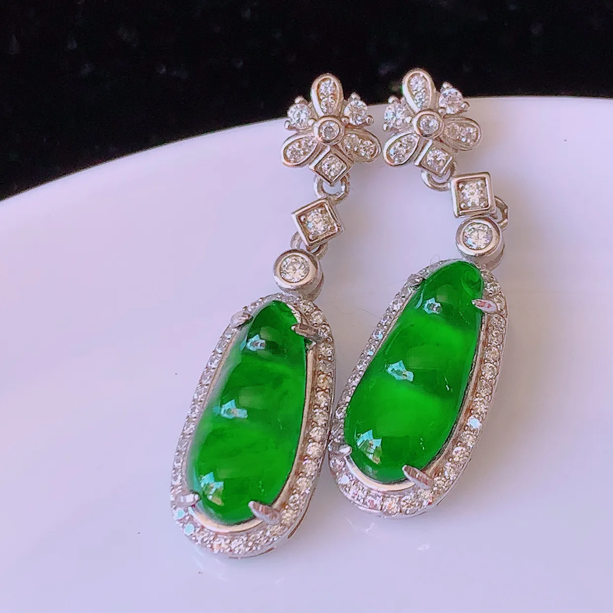 冰透满绿翡翠925银镶嵌福豆耳坠，自然光实拍，翠色灵动，颜色漂亮，种老水足，品相佳，佩戴佳品！#97.7整体30.5*9*5裸石14.2*6