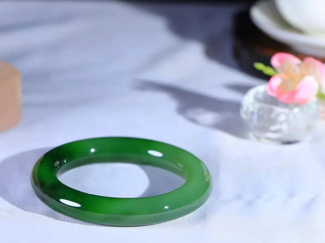 【碧波流转·手镯】

收藏级臻品️和田玉碧玉圆条手镯，玉质细腻温润，手感舒适，️线条流畅，简