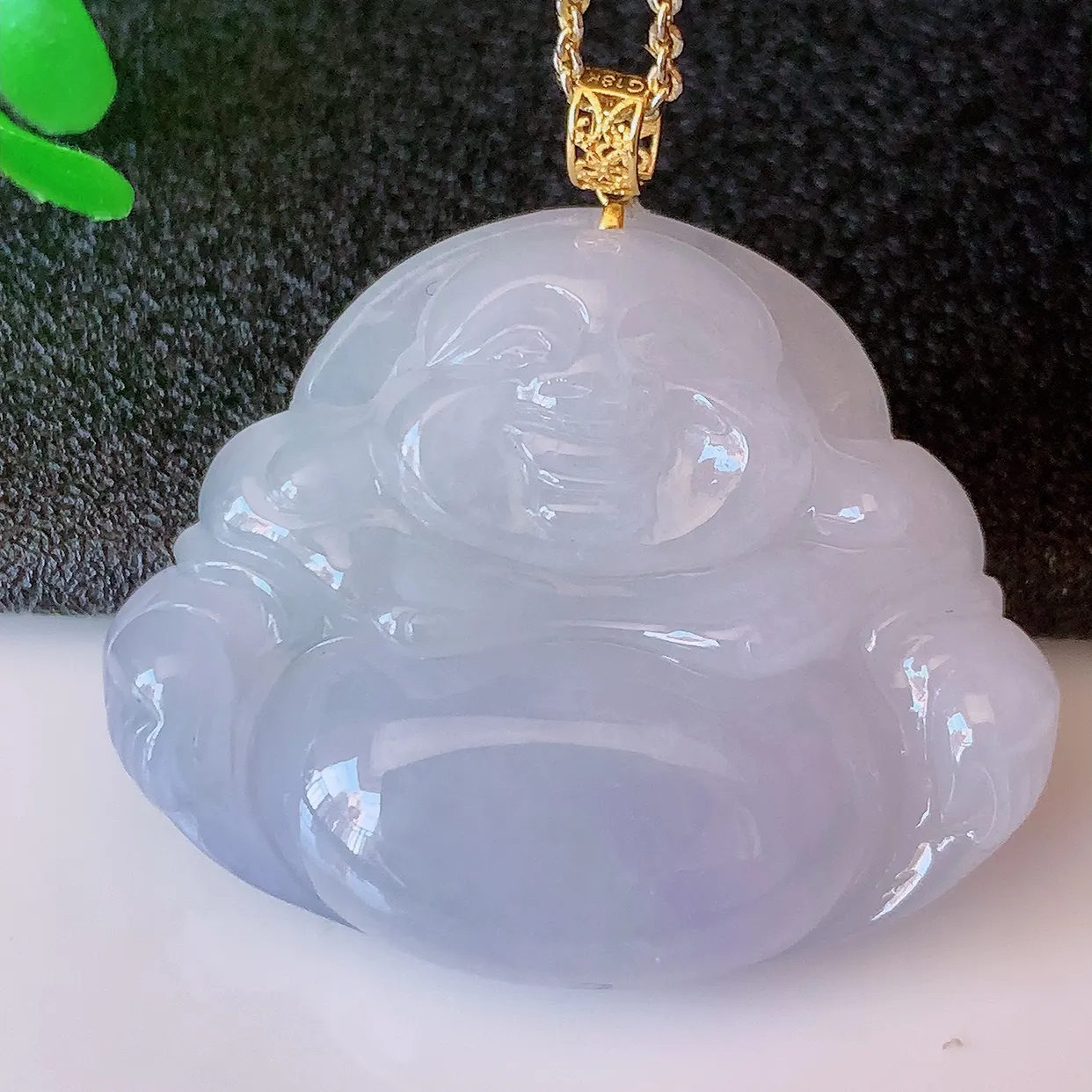 自然光实拍，18K金镶嵌冰紫罗兰翡翠佛公吊坠，饱满， 佛公亦保平安，寓意有福（佛公）相伴，品相佳，配戴优雅迷人！#41.7整体31.5裸石33.5*27*7.5