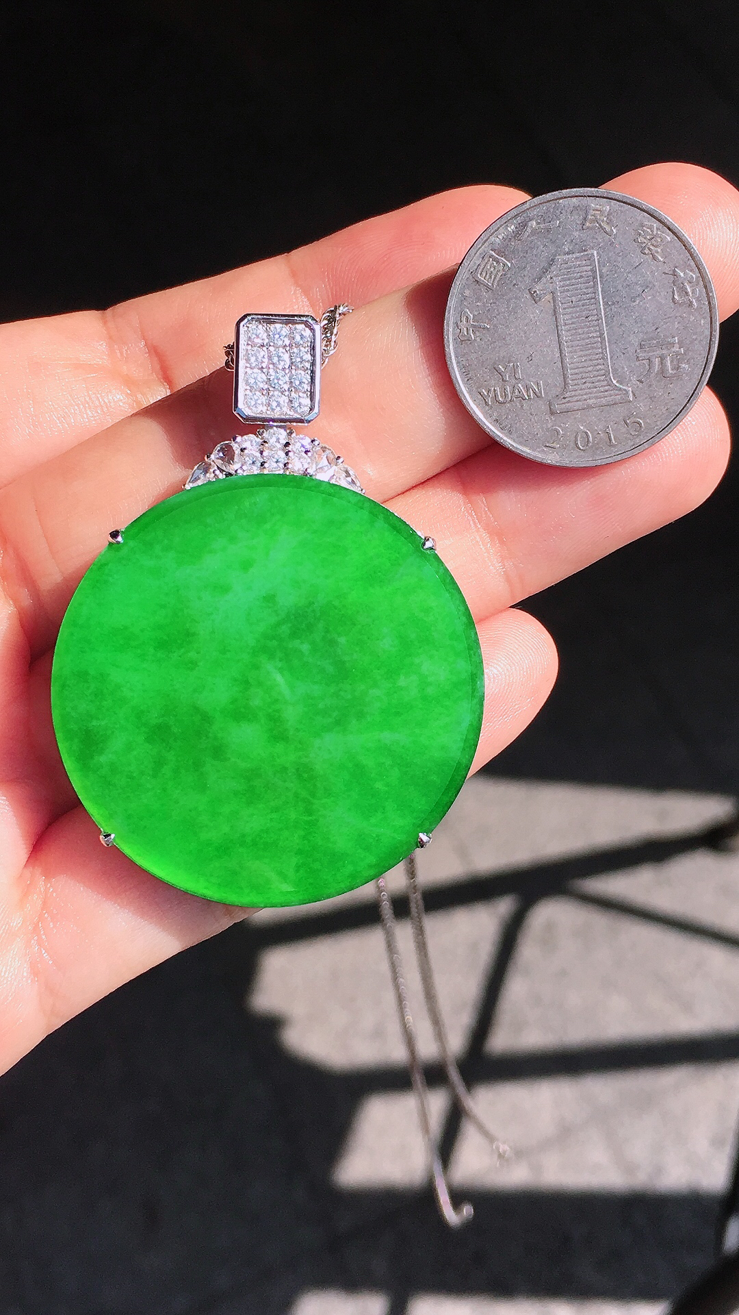 阳绿平安扣吊坠，色泽均匀艳丽，玉质细腻，荧光感超
强，饱满圆润，尽显优雅气质，18k
金豪华镶嵌