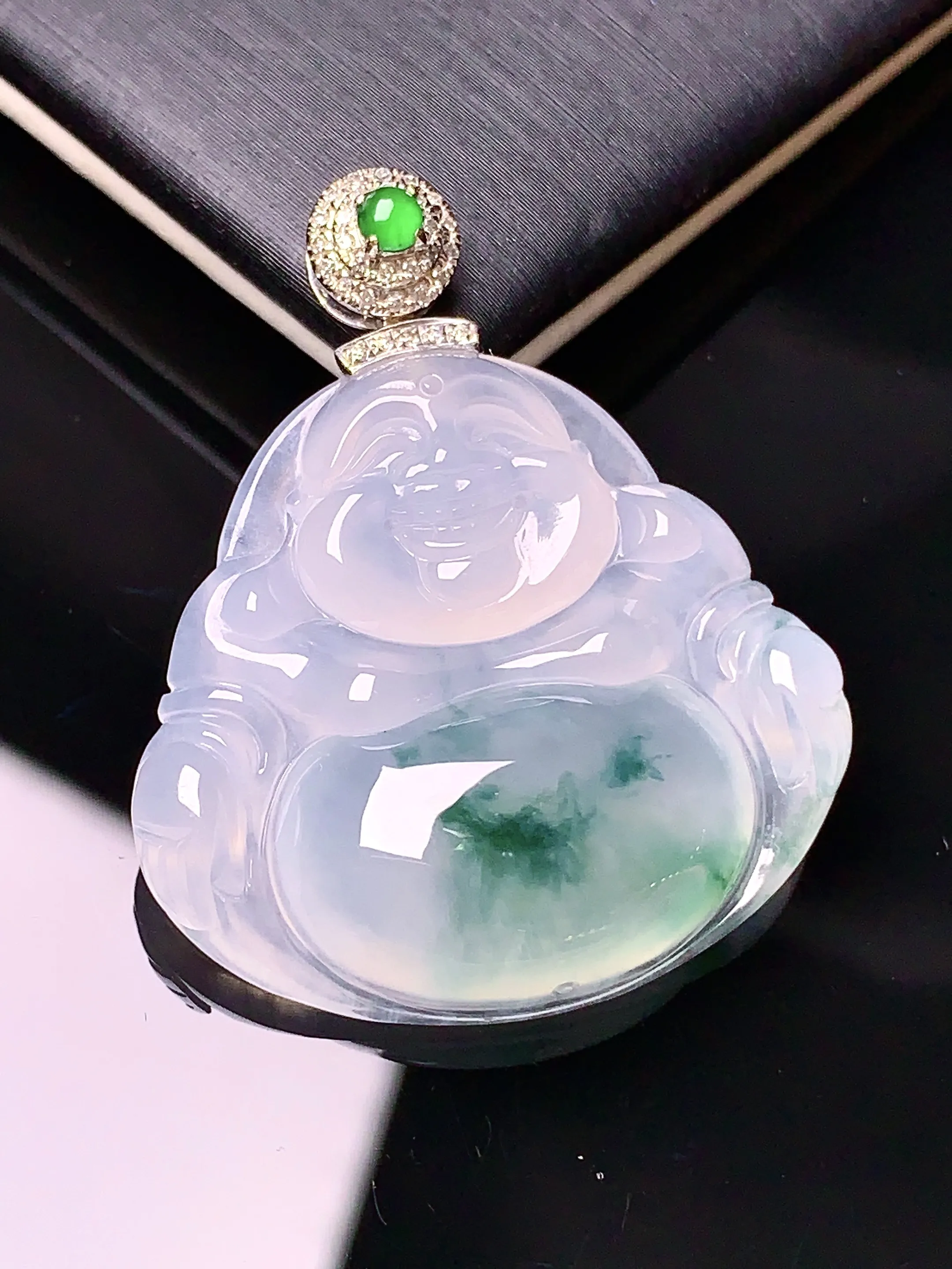 18k金钻镶嵌飘绿佛公吊坠 玉质细腻 色泽清新艳丽 整体尺寸34.2*28.5*6
