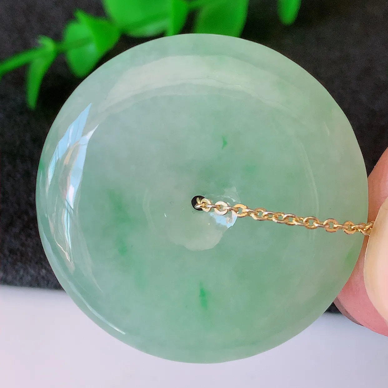 自然光实拍，冰飘绿翡翠平安扣吊坠，冰透，灵动飘逸，寓意平平安安，平安扣佩戴端庄漂亮！#57.7