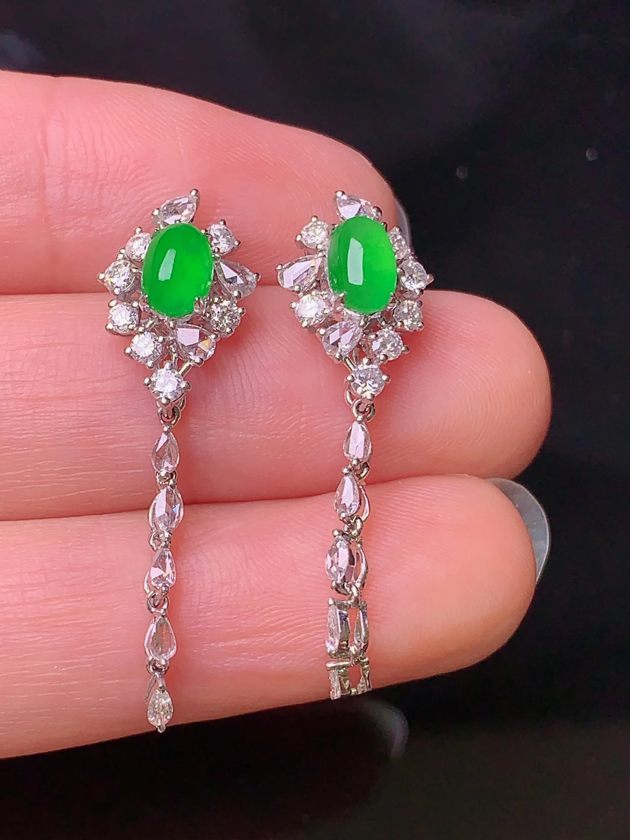 18k金钻镶嵌满绿蛋面耳坠 玉质细腻 色泽清新艳丽 整体尺寸32.5*9.8*7