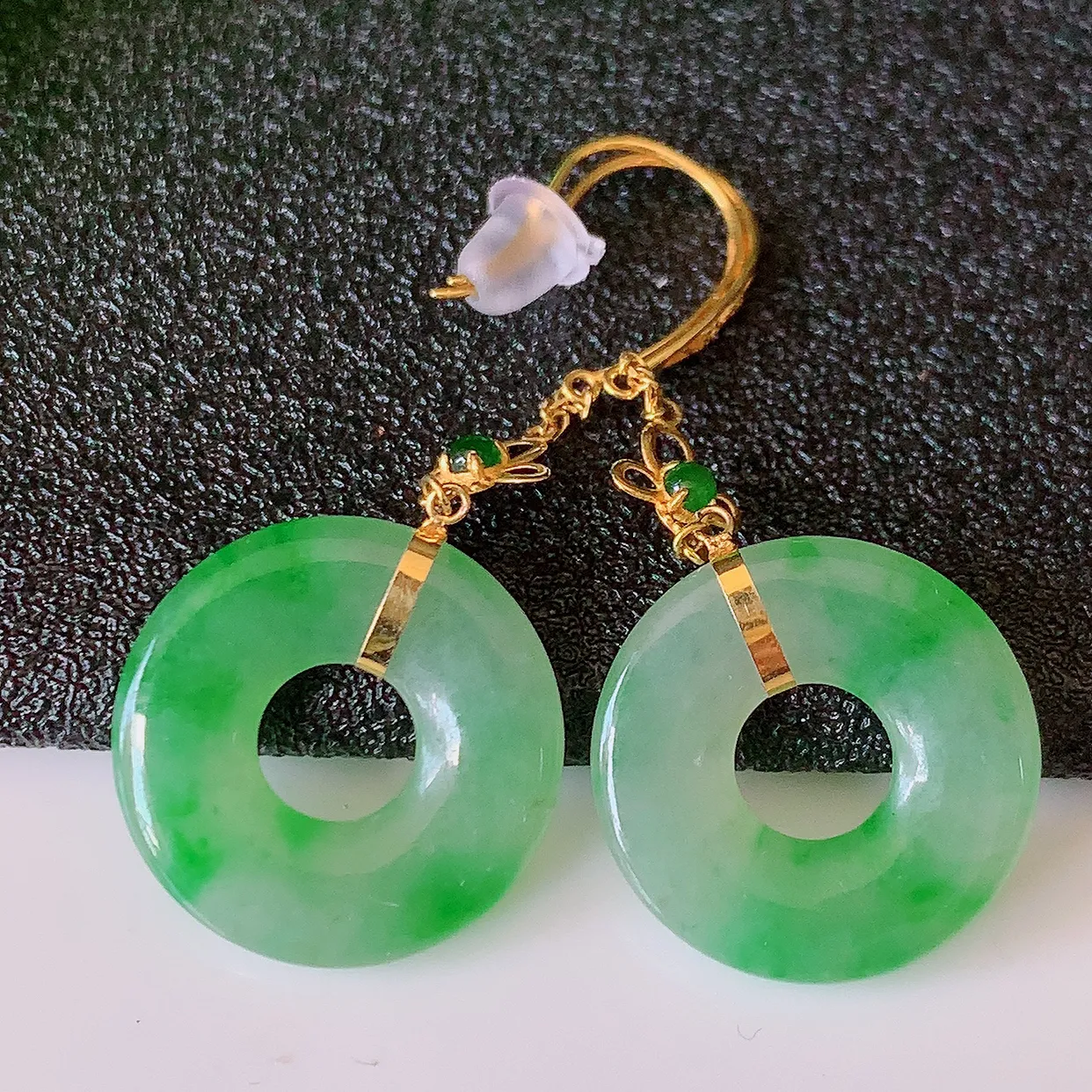 18k金镶嵌冰种飘绿翡翠平安扣耳坠，沁人心脾，耳坠佩戴效果大气出众，尽显气质。种水好，胶感足，颜相当