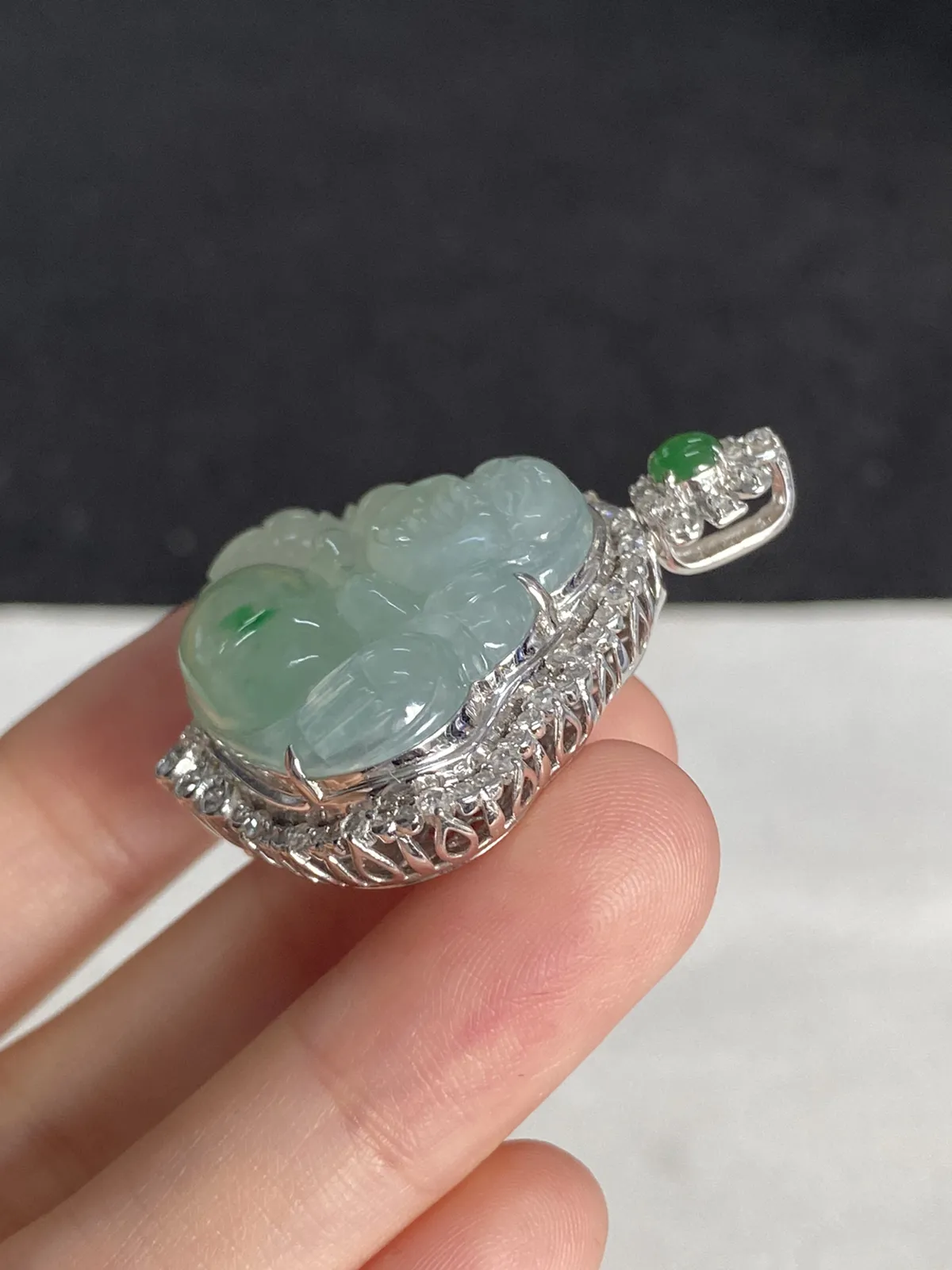 翡翠冰糯种飘绿吊坠，伴钻石