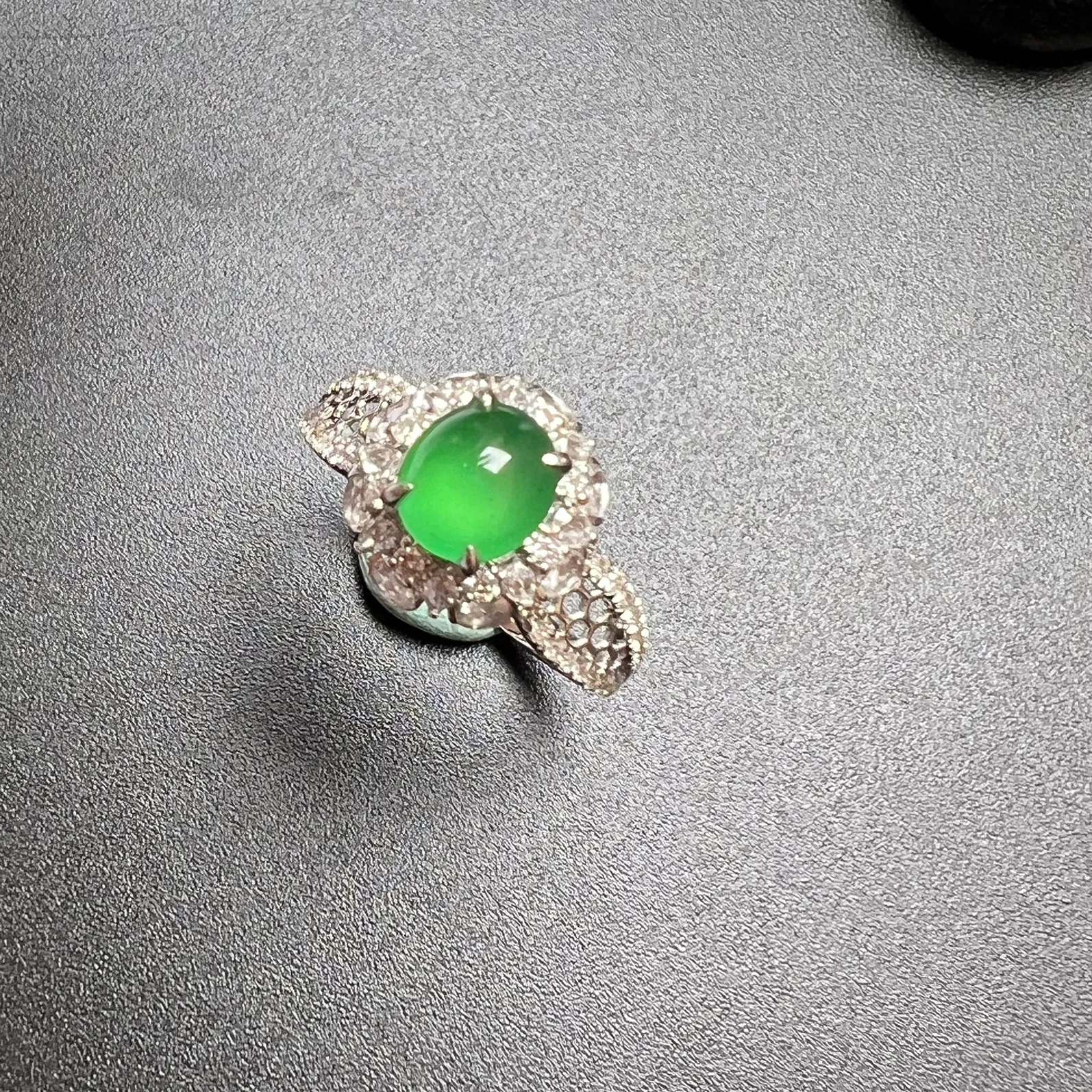 满色女戒指整体尺寸10.8*10.5*9.1 裸石尺寸6.6*6*3.6