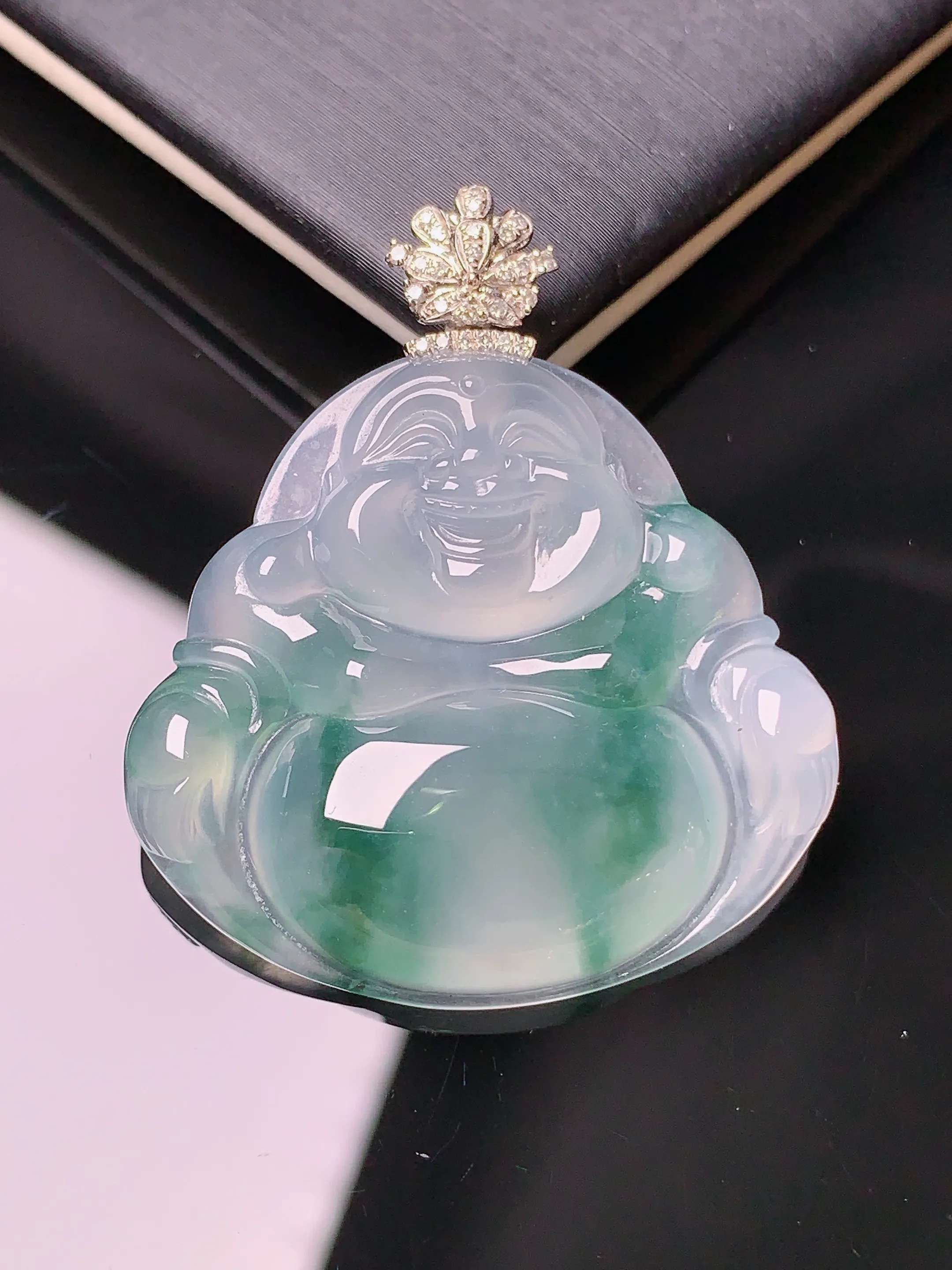 18k金钻镶嵌冰种飘绿佛公吊坠 玉质细腻 色泽清新艳丽 整体尺寸37.8*32.5*6