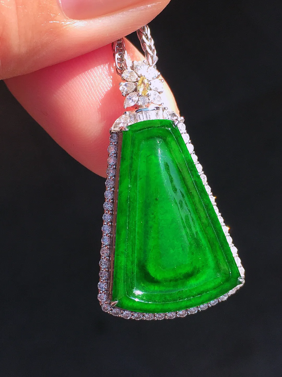 阳绿无事牌吊坠，色泽均匀艳丽，玉质细腻，荧光感超
强，饱满圆润，尽显优雅气质，18k
金豪华镶嵌