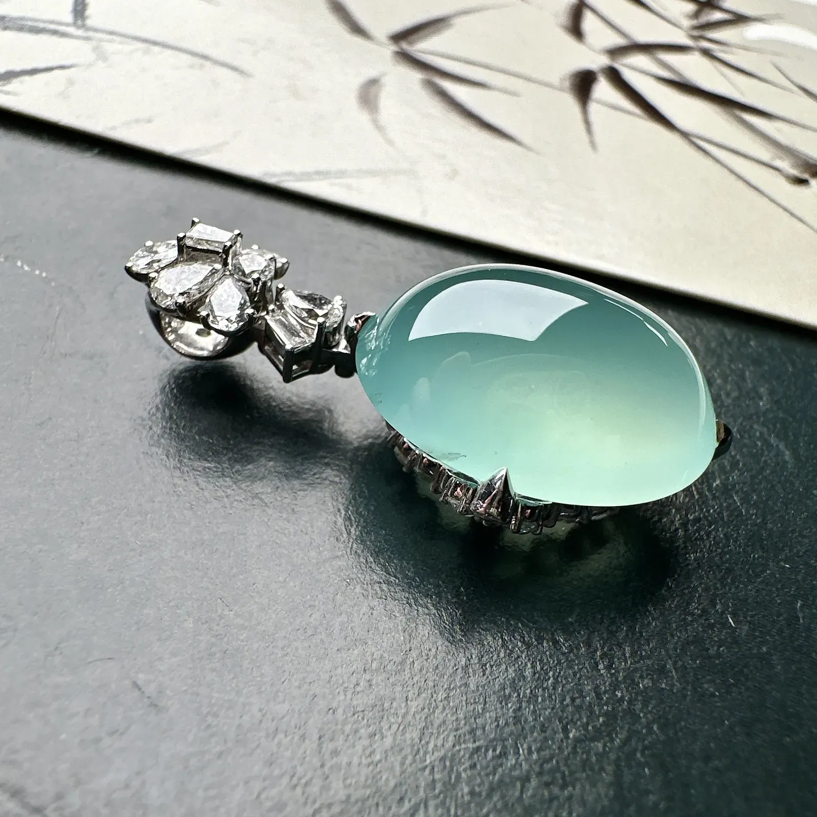 【冰种天空蓝蛋面吊坠】种地上乘，冰感十足，通透起光，饱满圆润，18k金钻镶嵌，裸石尺寸19.1*16.2*10毫米。