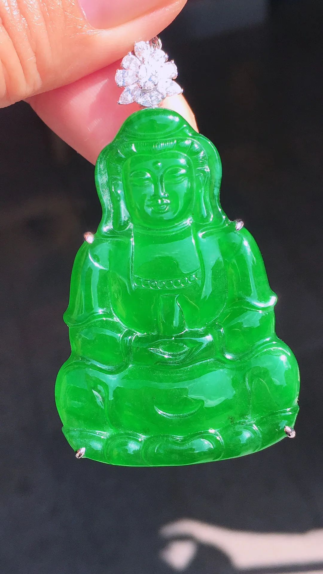 阳绿观音吊坠，色泽均匀艳丽，玉质细腻，荧光感超
强，饱满圆润，尽显优雅气质，18k
金豪华镶嵌