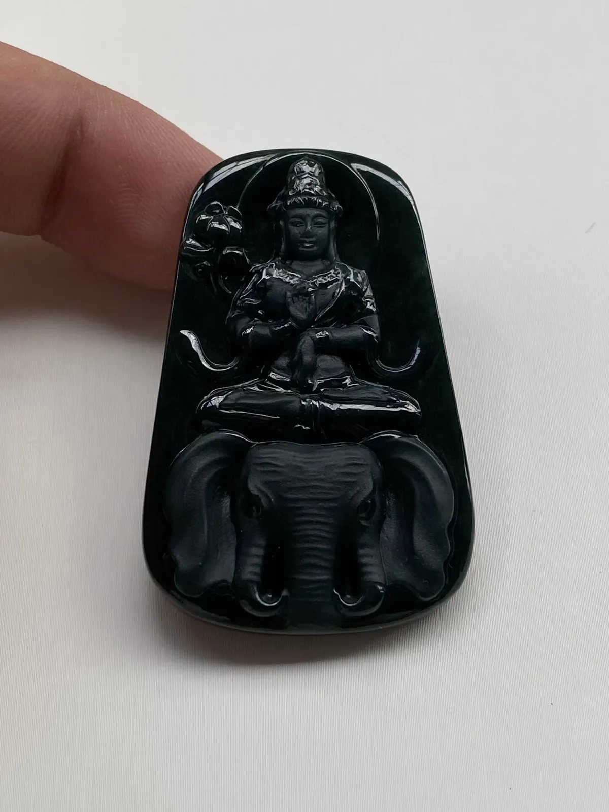墨翠【普贤菩萨】细腻干净，黑度好、性价比高，雕工精湛，打灯透绿‘