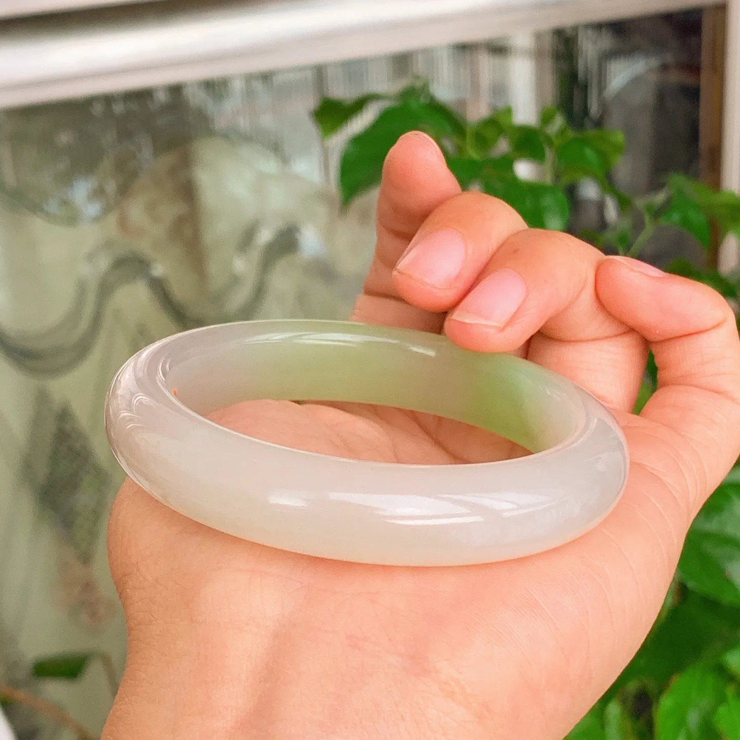 57圈口 收藏级和田玉白玉三色青海翠翠青手镯   57圈口条宽13厚10重61.5克，玉质细腻油润